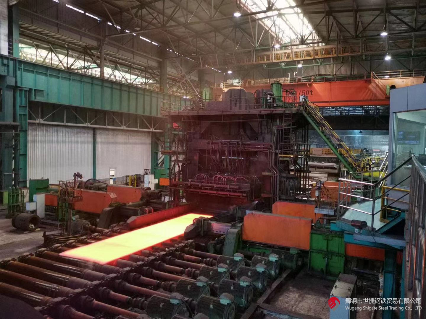 10月17日,河鋼集團(tuán)舞鋼公司實(shí)施工藝創(chuàng)新研發(fā)的高端鍋爐及壓力容器板鋼板Q370R發(fā)往客戶,將用于浙江某重點(diǎn)新能源項(xiàng)目的關(guān)鍵部位。此單合同的順利完成,標(biāo)志著舞鋼在該類鋼板研發(fā)領(lǐng)域取得新突破:產(chǎn)品交貨期明顯縮短,產(chǎn)品各項(xiàng)性能指標(biāo)躍上一個(gè)新高度。 近年來,集團(tuán)不斷加大技術(shù)升級力度,將技術(shù)作為破解產(chǎn)線難題的關(guān)鍵,積極推進(jìn)工藝創(chuàng)新和管理創(chuàng)新,促進(jìn)產(chǎn)線效能提升。舞鋼緊跟集團(tuán)步伐,進(jìn)一步明確技術(shù)人員在技術(shù)升級新發(fā)展階段的責(zé)任,大力推進(jìn)工藝創(chuàng)新,促進(jìn)產(chǎn)品高度和產(chǎn)線效能持續(xù)提升。針對項(xiàng)目的技術(shù)要求,按舞鋼該種鋼板原有的工藝組織生產(chǎn),困難極大,質(zhì)量和交貨期都面臨挑戰(zhàn)。舞鋼技術(shù)人員在與客戶深度對接的同時(shí),發(fā)揮技術(shù)優(yōu)勢,成立項(xiàng)目組進(jìn)行攻關(guān),強(qiáng)化產(chǎn)前技術(shù)交流,制定各種生產(chǎn)預(yù)案、鋼板均勻性評價(jià)、NDT實(shí)驗(yàn)等。在研發(fā)過程中持續(xù)創(chuàng)新工藝,通過優(yōu)化成分和軋制工藝,攻克了該類產(chǎn)品一次通過率低、交貨期長等難題。 通過本次攻關(guān),公司實(shí)現(xiàn)了兩大技術(shù)突破:采用新工藝,該類產(chǎn)品厚度從50mm擴(kuò)展到56mm,并從無模焊要求擴(kuò)展到低溫長時(shí)間模焊要求,進(jìn)一步提高了該類產(chǎn)品的市場競爭力。 10月17日,河鋼集團(tuán)舞鋼公司實(shí)施工藝創(chuàng)新研發(fā)的高端鍋爐及壓力容器板鋼板Q370R發(fā)往客戶,將用于浙江某重點(diǎn)新能源項(xiàng)目的關(guān)鍵部位。此單合同的順利完成,標(biāo)志著舞鋼在該類鋼板研發(fā)領(lǐng)域取得新突破:產(chǎn)品交貨期明顯縮短,產(chǎn)品各項(xiàng)性能指標(biāo)躍上一個(gè)新高度。 近年來,集團(tuán)不斷加大技術(shù)升級力度,將技術(shù)作為破解產(chǎn)線難題的關(guān)鍵,積極推進(jìn)工藝創(chuàng)新和管理創(chuàng)新,促進(jìn)產(chǎn)線效能提升。舞鋼緊跟集團(tuán)步伐,進(jìn)一步明確技術(shù)人員在技術(shù)升級新發(fā)展階段的責(zé)任,大力推進(jìn)工藝創(chuàng)新,促進(jìn)產(chǎn)品高度和產(chǎn)線效能持續(xù)提升。針對項(xiàng)目的技術(shù)要求,按舞鋼該種鋼板原有的工藝組織生產(chǎn),困難極大,質(zhì)量和交貨期都面臨挑戰(zhàn)。舞鋼技術(shù)人員在與客戶深度對接的同時(shí),發(fā)揮技術(shù)優(yōu)勢,成立項(xiàng)目組進(jìn)行攻關(guān),強(qiáng)化產(chǎn)前技術(shù)交流,制定各種生產(chǎn)預(yù)案、鋼板均勻性評價(jià)、NDT實(shí)驗(yàn)等。在研發(fā)過程中持續(xù)創(chuàng)新工藝,通過優(yōu)化成分和軋制工藝,攻克了該類產(chǎn)品一次通過率低、交貨期長等難題。 通過本次攻關(guān),公司實(shí)現(xiàn)了兩大技術(shù)突破:采用新工藝,該類產(chǎn)品厚度從50mm擴(kuò)展到56mm,并從無模焊要求擴(kuò)展到低溫長時(shí)間模焊要求,進(jìn)一步提高了該類產(chǎn)品的市場競爭力。