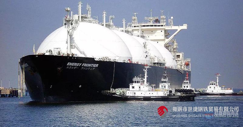 在河鋼集團舞鋼公司上下凝心聚力，對標一流，真抓實干，共克時艱的大氛圍下，3月初，從舞鋼二煉鋼傳來振奮人心的好消息：該廠9Ni鋼生產實現新突破，一舉打破不久之前剛剛創造的15連澆新紀錄，實現了16連澆，產品性能、質量、剩磁等技術指標均滿足相關標準要求，標志著舞鋼9Ni鋼生產技術水平再次實現新提升。  下一步，舞鋼將認真總結經驗，傳承革新，不斷攻關，實現9Ni鋼16爐連澆的常態化。在此基礎上，繼續加強研究，把9Ni鋼技術升級的成果向其他鋼種推廣，讓舞鋼高端產品競爭力得到持續不斷的提升。  9NI（9%Ni鋼）是1944年開發的W(Ni)一9%的中合金鋼，由美國國際鎳公司的產品研究實驗室研制成功，它是一種低碳調質鋼，組織為馬氏體加貝氏體。  9Ni鋼板，又稱06Ni9DR低溫容器鋼板06Ni9DR執行標準和成分性能詳解，是一種低溫壓力容器鋼板，主要用于低溫儲罐，LNG船舶及儲罐等低溫設備的制造。液化天然氣（LNG）動力汽車運輸船——7500車位汽車滾裝船由上海船舶研究設計院研發設計，是為德國大眾汽車集團制造的。舞鋼為其研發生產40毫米厚、-196℃超低溫沖擊韌性的9Ni（鎳）優質鋼板，實現替代進口。  1678721428129895.jpg  這種鋼材在極低溫度下具有良好的韌性和高強度，而且與奧氏體不銹鋼和鋁合金相比具有熱脹系數小，經濟性好，使用溫度最低可達一196℃，自1960年通過研究證明不進行焊后消除應力熱處理亦可安全使用以來，9%Ni鋼就成為用于制造大型LNG儲罐的主要材料之一。  鋼的主要特點是高鎳含量、高純凈度、較高強度、高的低溫沖擊韌性、良好焊接性能。通過研發，鋼材可以達到以下性能指標： 9%Ni鋼：ReH≥585MPa，Rm = 680～820MPa，A≥18%，-196℃，AKv（T）≥150J，AKv（T）≥80J（歐盟標準）。  9Ni鋼是國內外業界公認的高技術含量、高生產難度的鋼種，屬于“鋼板上的皇冠”。船用9Ni鋼主要應用于制造液化天然氣的存儲和運輸裝置，是低溫鋼材中技術水平最高、生產難度最大、附加值最高的產品之一，能否生產此類產品，是鋼鐵企業整體技術水平的重要標志。  作為國內僅有的數家具備供應高等級9Ni鋼的生產企業之一，河鋼舞鋼（0375-8137297）高度重視高等級9Ni鋼的開發和應用，研制的9Ni鋼順利通過6家主流船級社的認證，具備了批量生產大型船用9Ni鋼能力，供貨我國某陸地LNG燃料儲罐項目建造，并且成功出口國外。    9Ni鋼板標準： GB 24510-2009	EN 10028-4-2003	JIS G3127-2005	CCS-2007	ASME 9Ni490	X8Ni9+NT640	SL9N520	9Ni	SA-353 9Ni590A	X8Ni9+QT680	SL9N590	SA-553-1 9Ni590B	X7Ni9+QT680