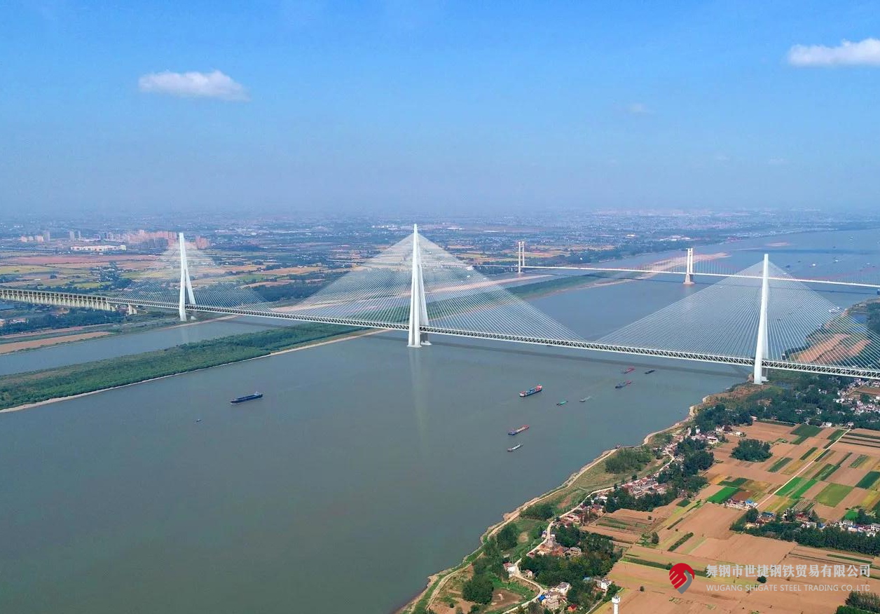 4月10日,中央電視臺《新聞聯播》和《東方時空》節目同時播報了世界最大跨度三塔斜拉橋——馬鞍山長江公鐵大橋主塔開始吊裝的消息。該項目建設過程中,河鋼集團舞鋼公司累計為其供應高級別橋梁鋼板Q370qE、Q420qE、Q500qE近6萬噸,用于該橋關鍵部位建設。其中,批量供貨的高級別橋梁鋼Q500qE各項技術指標世界領先。目前,舞鋼高端橋梁鋼實現了從Q345到Q690級別的全覆蓋。 2219e9e1e81cd18f2738bf2b469e6b98.png 近年來,舞鋼加速“兩個結構”優化,以高端客戶需求和產業鏈高質量發展為導向,不斷推動技術和產品升級。針對項目需求,舞鋼成立攻關團隊,與客戶深度對接,精心設計生產保供方案,通過精確控制冶煉過程,確保了鋼板內部質量穩定;創新軋制、熱處理工藝,攻克制約鋼板強度提升的工藝瓶頸,確保了鋼板各項性能全部滿足客戶要求。 為了保證在極短的交貨期內實現高質量交貨,舞鋼集中各類優勢資源,創新橋梁鋼生產工藝,將交貨期縮短了約5天時間。在客戶的加工使用、安裝等各環節,舞鋼技術營銷服務團隊及進跟進,為其提供精準、專業的服務,贏得了客戶信賴。 馬鞍山長江公鐵大橋單跨1120米,雙跨連續跨度2240米;中塔塔高345米,相當于115層樓,為目前世界最高橋塔;承臺長89.2米、寬54.7米,平面面積近5000平方米,相當于8個標準籃球場,為目前世界最大規模的橋梁樁基礎。 4月10日,中央電視臺《新聞聯播》和《東方時空》節目同時播報了世界最大跨度三塔斜拉橋——馬鞍山長江公鐵大橋主塔開始吊裝的消息。該項目建設過程中,河鋼集團舞鋼公司累計為其供應高級別橋梁鋼板Q370qE、Q420qE、Q500qE近6萬噸,用于該橋關鍵部位建設。其中,批量供貨的高級別橋梁鋼Q500qE各項技術指標世界領先。目前,舞鋼高端橋梁鋼實現了從Q345到Q690級別的全覆蓋。 2219e9e1e81cd18f2738bf2b469e6b98.png 近年來,舞鋼加速“兩個結構”優化,以高端客戶需求和產業鏈高質量發展為導向,不斷推動技術和產品升級。針對項目需求,舞鋼成立攻關團隊,與客戶深度對接,精心設計生產保供方案,通過精確控制冶煉過程,確保了鋼板內部質量穩定;創新軋制、熱處理工藝,攻克制約鋼板強度提升的工藝瓶頸,確保了鋼板各項性能全部滿足客戶要求。 為了保證在極短的交貨期內實現高質量交貨,舞鋼集中各類優勢資源,創新橋梁鋼生產工藝,將交貨期縮短了約5天時間。在客戶的加工使用、安裝等各環節,舞鋼技術營銷服務團隊及進跟進,為其提供精準、專業的服務,贏得了客戶信賴。 馬鞍山長江公鐵大橋單跨1120米,雙跨連續跨度2240米;中塔塔高345米,相當于115層樓,為目前世界最高橋塔;承臺長89.2米、寬54.7米,平面面積近5000平方米,相當于8個標準籃球場,為目前世界最大規模的橋梁樁基礎。