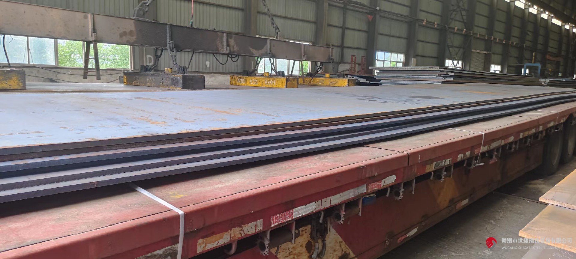 近日，河鋼集團舞鋼公司生產的低合金容器鋼板本體性能檢驗順利通過ABS（美國船級社）的認證，認證等級達到Q345R-Z35及SA516Gr70-Z35級別，認證厚度為50mm和100mm。這標志著舞鋼的低合金容器鋼板生產能力跨上新臺階，實現了船用鋼板的新突破，對于開辟新的利潤增長點具有重要意義。  微信圖片_20230606202625.jpg  舞鋼始終堅持以客戶為中心，瞄準客戶的高端、個性化要求，有針對性的采用對應的生產工藝技術實施研發生產，保證了低合金容器鋼性能的穩步提升，全年生產量在46.6萬噸以上，供貨量較上年增長50%，被廣泛應用于國內知名用戶的大型設備制造，極大地鞏固和提高了舞鋼在容器鋼研發生產領域的行業領先地位。  自2023年起，按照ABS規范的要求，船用Ⅰ類壓力容器需進行工廠認證。因此，開展低合金容器鋼的ABS認證成為企業必然選擇。然而，厚規格的低合金容器鋼板要通過船級社認證，必須進行拉伸、沖擊、彎曲、時效、焊接、CTOD、NDT等10余項性能檢測，困難超乎想象。  舞鋼研發人員迎難而上，充分查閱相關文獻資料，通過合理設計成分、強化鑄坯加熱工藝保證、實施大壓下軋制控制以及優化熱處理工藝等措施，保證了100mm厚、在-60℃環境下鋼板芯部沖擊功≥120吉焦，各項性能檢驗一次性合格，順利完成鋼板本體性能檢驗的ABS認證工作。