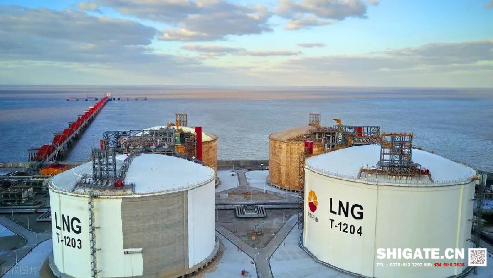 9NI（9%Ni鋼）是1944年開發的W(Ni)一9%的中合金鋼，由美國國際鎳公司的產品研究實驗室研制成功，它是一種低碳調質鋼，組織為馬氏體加貝氏體。9Ni鋼板，又稱06Ni9DR低溫容器鋼板06Ni9DR執行標準和成分性能詳解，是一種低溫壓力容器鋼板，主要用于低溫儲罐，LNG船舶及儲罐等低溫設備的制造。液化天然氣（LNG）動力汽車運輸船——7500車位汽車滾裝船由上海船舶研究設計院研發設計，是為德國大眾汽車集團制造的。舞鋼為其研發生產40毫米厚、-196℃超低溫沖擊韌性的9Ni（鎳）優質鋼板，實現替代進口。  v2-cfeb3434a8309bb0204f8d9273dc11d5_r.jpg  這種鋼材在極低溫度下具有良好的韌性和高強度，而且與奧氏體不銹鋼和鋁合金相比具有熱脹系數小，經濟性好，使用溫度最低可達一196℃，自1960年通過研究證明不進行焊后消除應力熱處理亦可安全使用以來，9%Ni鋼就成為用于制造大型LNG儲罐的主要材料之一。鋼的主要特點是高鎳含量、高純凈度、較高強度、高的低溫沖擊韌性、良好焊接性能。通過研發，鋼材可以達到以下性能指標： 9%Ni鋼：ReH≥585MPa，Rm = 680～820MPa，A≥18%，-196℃，AKv（T）≥150J，AKv（T）≥80J（歐盟標準）。  9Ni鋼是國內外業界公認的高技術含量、高生產難度的鋼種，屬于“鋼板上的皇冠”。船用9Ni鋼主要應用于制造液化天然氣的存儲和運輸裝置，是低溫鋼材中技術水平最高、生產難度最大、附加值最高的產品之一，能否生產此類產品，是鋼鐵企業整體技術水平的重要標志。  作為國內僅有的數家具備供應高等級9Ni鋼的生產企業之一，河鋼舞鋼（0375-8137297）高度重視高等級9Ni鋼的開發和應用，研制的9Ni鋼順利通過6家主流船級社的認證，具備了批量生產大型船用9Ni鋼能力，供貨我國某陸地LNG燃料儲罐項目建造，并且成功出口國外。    9Ni鋼板標準：    GB 24510-2009	EN 10028-4-2003	JIS G3127-2005	CCS-2007	ASME 9Ni490	X8Ni9+NT640	SL9N520	9Ni	SA-353 9Ni590A	X8Ni9+QT680	SL9N590	SA-553-1 9Ni590B	X7Ni9+QT680   執行標準免費下載：  GB_T 24510-2017 低溫壓力容器用鎳合金鋼板