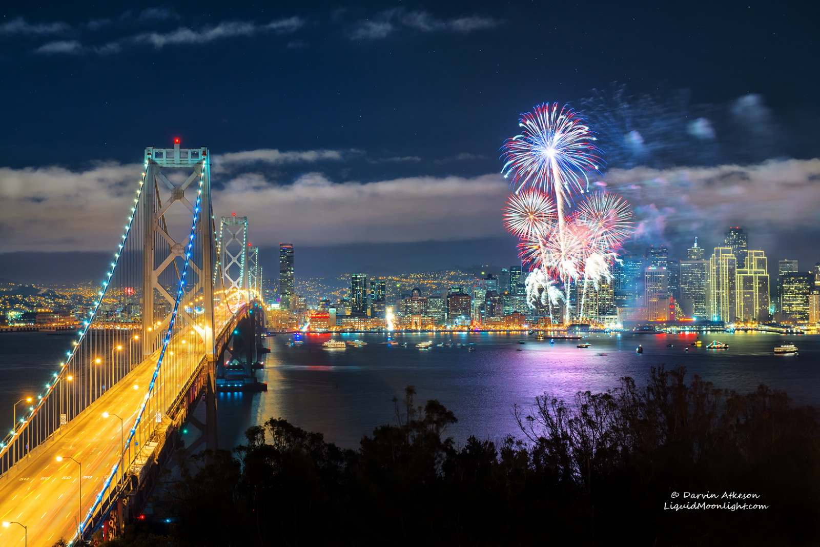 美國新海灣大橋由振華重工承建,全長為2.88公里,雙向共有12車道,設計日均汽車流量達30萬輛,可抗八級地震。橋上安裝了2萬5千盞節能燈,變化出多種圖形,使其代替金門大橋成為舊金山的新地標,并與東海岸的自由女神像遙相呼應。 振華重工2006年承建美國新海灣大橋項目,2011年圓滿完成交付,共歷時5年。2013年9月3日,美國舊金山-奧克蘭海灣大橋正式通車。新海灣大橋坐落在美國西海岸舊金山海灣地區,是世界同類鋼結構橋梁中技術難度最高、跨度最大的單塔自錨抗震懸索鋼橋。中交集團所屬振華重工承建新海灣大橋4.5萬噸的鋼結構。 美國新海灣大橋由振華重工承建,全長為2.88公里,雙向共有12車道,設計日均汽車流量達30萬輛,可抗八級地震。橋上安裝了2萬5千盞節能燈,變化出多種圖形,使其代替金門大橋成為舊金山的新地標,并與東海岸的自由女神像遙相呼應。 振華重工2006年承建美國新海灣大橋項目,2011年圓滿完成交付,共歷時5年。2013年9月3日,美國舊金山-奧克蘭海灣大橋正式通車。新海灣大橋坐落在美國西海岸舊金山海灣地區,是世界同類鋼結構橋梁中技術難度最高、跨度最大的單塔自錨抗震懸索鋼橋。中交集團所屬振華重工承建新海灣大橋4.5萬噸的鋼結構。