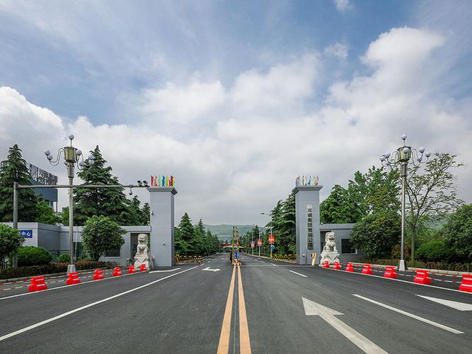 河鋼集團(tuán)舞陽(yáng)鋼鐵公司是我國(guó)寬厚鋼板生產(chǎn)科研基地。擁有4100mm+4100mm和4200mm+4300mm兩條技術(shù)先進(jìn)的雙機(jī)架寬厚鋼板生產(chǎn)線,配套有國(guó)內(nèi)寬厚板行業(yè)優(yōu)勢(shì)明顯的鋼錠模鑄線及鋼板熱處理設(shè)施,具有雄厚的研發(fā)制造實(shí)力。具有年產(chǎn)鋼500萬(wàn)噸、寬厚鋼板360萬(wàn)噸、銷售收入200億元的綜合實(shí)力。 河鋼集團(tuán)舞陽(yáng)鋼鐵公司是我國(guó)寬厚鋼板生產(chǎn)科研基地。擁有4100mm+4100mm和4200mm+4300mm兩條技術(shù)先進(jìn)的雙機(jī)架寬厚鋼板生產(chǎn)線,配套有國(guó)內(nèi)寬厚板行業(yè)優(yōu)勢(shì)明顯的鋼錠模鑄線及鋼板熱處理設(shè)施,具有雄厚的研發(fā)制造實(shí)力。具有年產(chǎn)鋼500萬(wàn)噸、寬厚鋼板360萬(wàn)噸、銷售收入200億元的綜合實(shí)力。