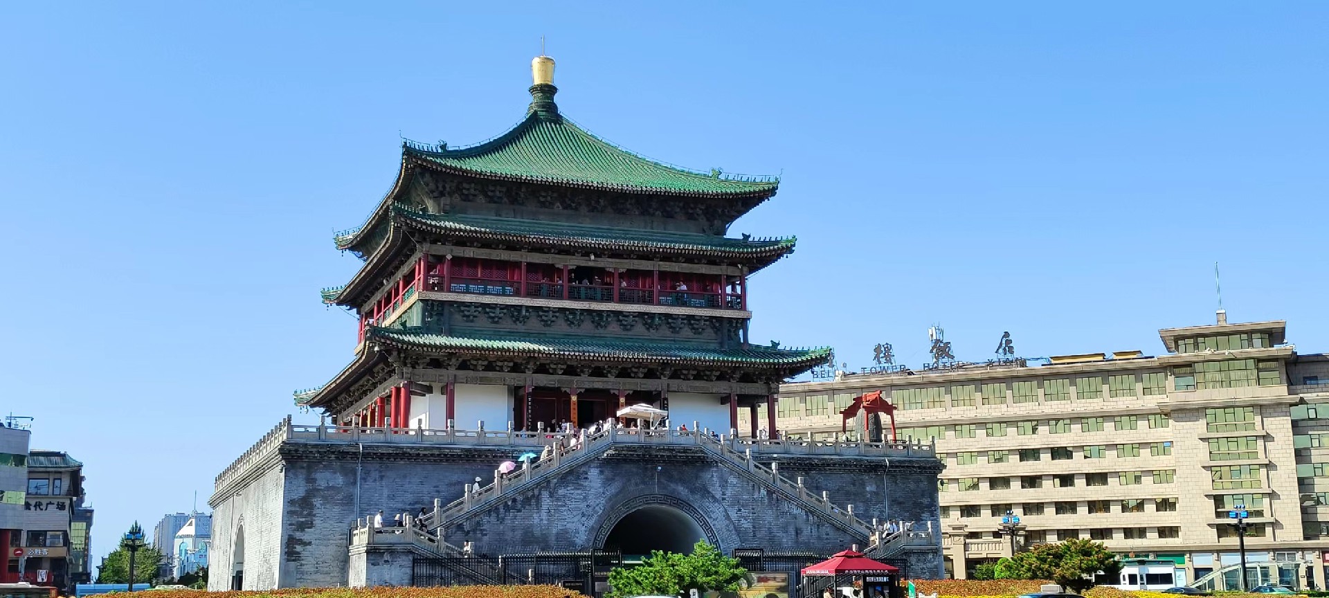 西安是國(guó)務(wù)院公布的首批國(guó)家歷史文化名城,有西周、秦、西漢、唐等在內(nèi)的13個(gè)朝代在此建都,是世界四大古都之一,中國(guó)古都學(xué)會(huì)認(rèn)定的中國(guó)建都朝代最多、帝都?xì)v史最長(zhǎng)的古都。曾經(jīng)作為中國(guó)首都和政治、經(jīng)濟(jì)、文化中心長(zhǎng)達(dá)1100多年。旅游景點(diǎn)有秦始皇兵馬俑博物館、大雁塔、陜西歷史博物館、華清池景區(qū)、碑林博物館等 西安是國(guó)務(wù)院公布的首批國(guó)家歷史文化名城,有西周、秦、西漢、唐等在內(nèi)的13個(gè)朝代在此建都,是世界四大古都之一,中國(guó)古都學(xué)會(huì)認(rèn)定的中國(guó)建都朝代最多、帝都?xì)v史最長(zhǎng)的古都。曾經(jīng)作為中國(guó)首都和政治、經(jīng)濟(jì)、文化中心長(zhǎng)達(dá)1100多年。旅游景點(diǎn)有秦始皇兵馬俑博物館、大雁塔、陜西歷史博物館、華清池景區(qū)、碑林博物館等