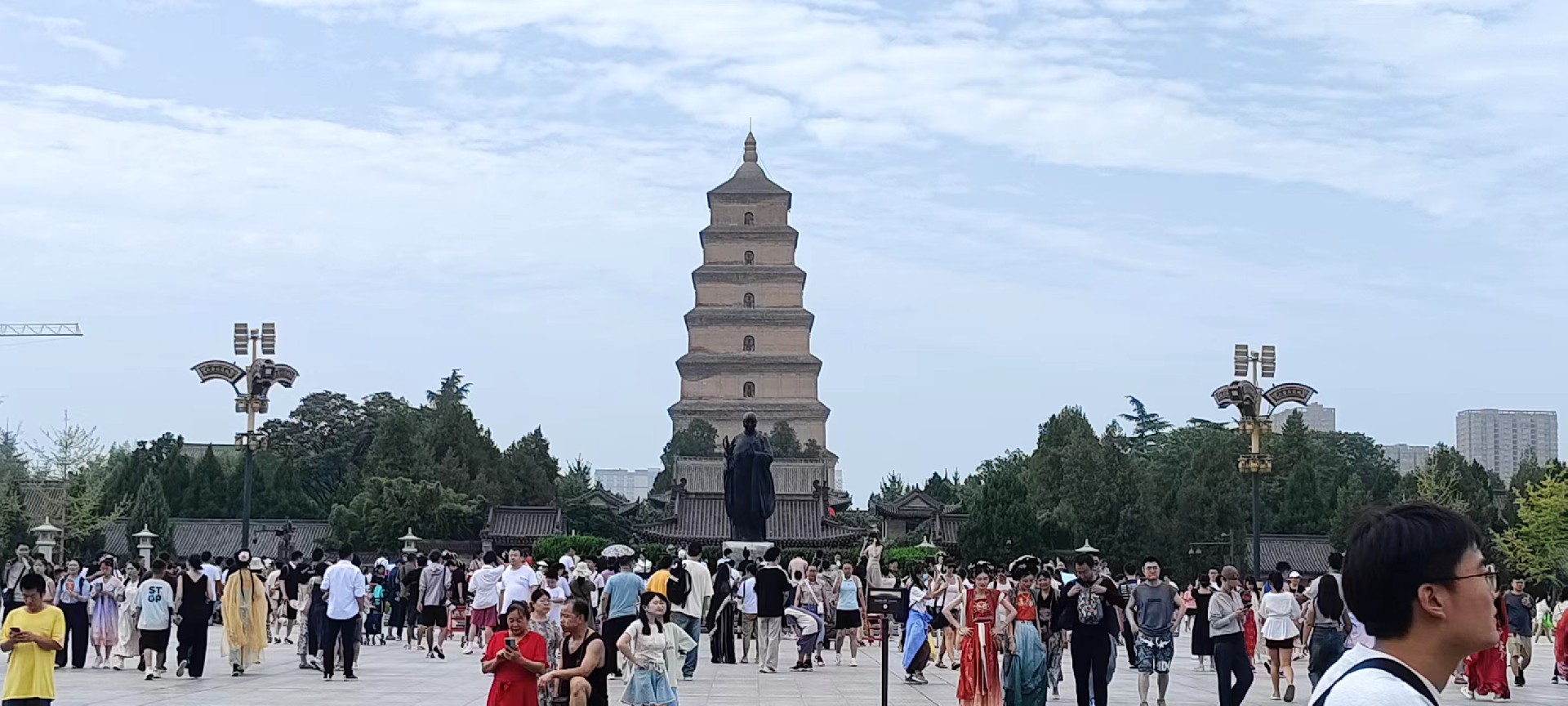 西安是國(guó)務(wù)院公布的首批國(guó)家歷史文化名城,有西周、秦、西漢、唐等在內(nèi)的13個(gè)朝代在此建都,是世界四大古都之一,中國(guó)古都學(xué)會(huì)認(rèn)定的中國(guó)建都朝代最多、帝都?xì)v史最長(zhǎng)的古都。曾經(jīng)作為中國(guó)首都和政治、經(jīng)濟(jì)、文化中心長(zhǎng)達(dá)1100多年。旅游景點(diǎn)有秦始皇兵馬俑博物館、大雁塔、陜西歷史博物館、華清池景區(qū)、碑林博物館等 西安是國(guó)務(wù)院公布的首批國(guó)家歷史文化名城,有西周、秦、西漢、唐等在內(nèi)的13個(gè)朝代在此建都,是世界四大古都之一,中國(guó)古都學(xué)會(huì)認(rèn)定的中國(guó)建都朝代最多、帝都?xì)v史最長(zhǎng)的古都。曾經(jīng)作為中國(guó)首都和政治、經(jīng)濟(jì)、文化中心長(zhǎng)達(dá)1100多年。旅游景點(diǎn)有秦始皇兵馬俑博物館、大雁塔、陜西歷史博物館、華清池景區(qū)、碑林博物館等