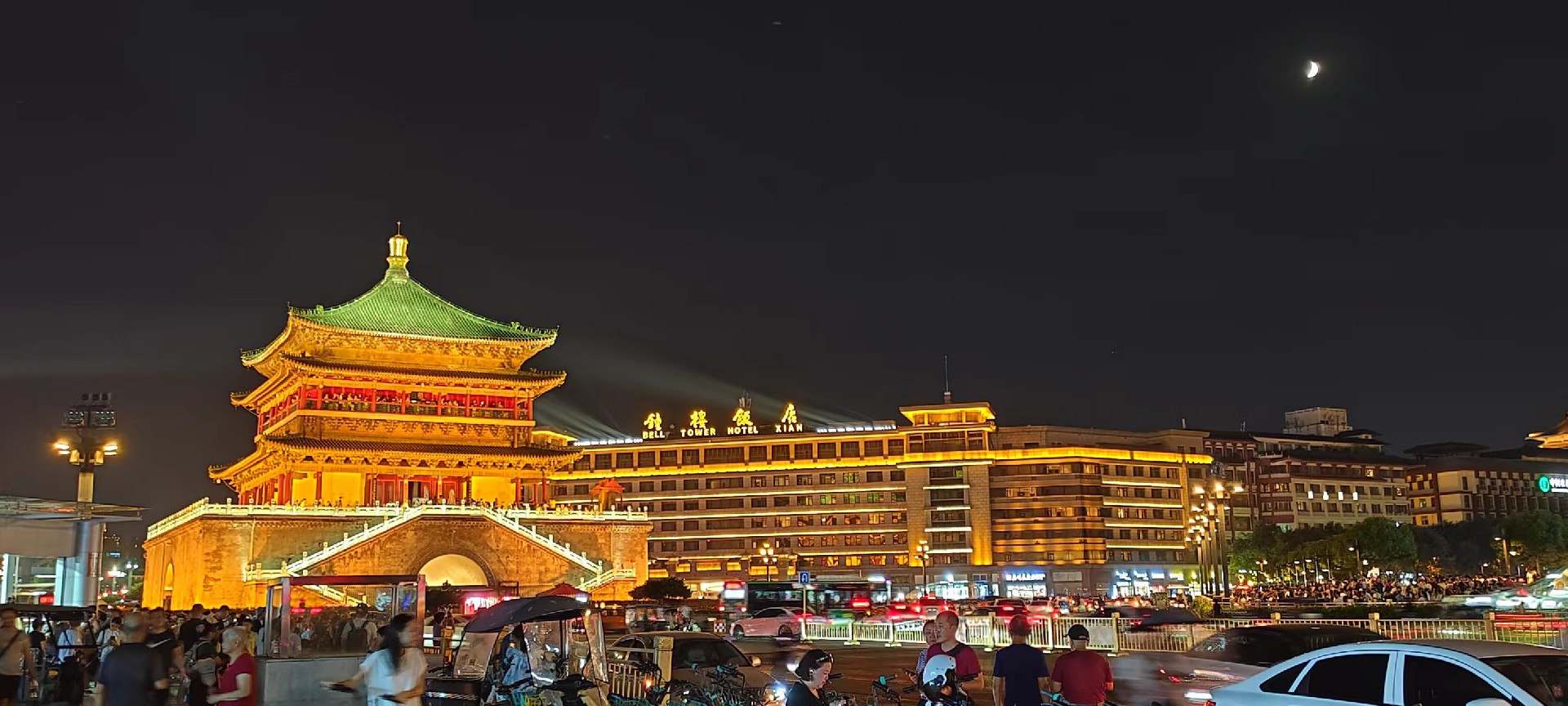 西安是國(guó)務(wù)院公布的首批國(guó)家歷史文化名城,有西周、秦、西漢、唐等在內(nèi)的13個(gè)朝代在此建都,是世界四大古都之一,中國(guó)古都學(xué)會(huì)認(rèn)定的中國(guó)建都朝代最多、帝都?xì)v史最長(zhǎng)的古都。曾經(jīng)作為中國(guó)首都和政治、經(jīng)濟(jì)、文化中心長(zhǎng)達(dá)1100多年。旅游景點(diǎn)有秦始皇兵馬俑博物館、大雁塔、陜西歷史博物館、華清池景區(qū)、碑林博物館等 西安是國(guó)務(wù)院公布的首批國(guó)家歷史文化名城,有西周、秦、西漢、唐等在內(nèi)的13個(gè)朝代在此建都,是世界四大古都之一,中國(guó)古都學(xué)會(huì)認(rèn)定的中國(guó)建都朝代最多、帝都?xì)v史最長(zhǎng)的古都。曾經(jīng)作為中國(guó)首都和政治、經(jīng)濟(jì)、文化中心長(zhǎng)達(dá)1100多年。旅游景點(diǎn)有秦始皇兵馬俑博物館、大雁塔、陜西歷史博物館、華清池景區(qū)、碑林博物館等