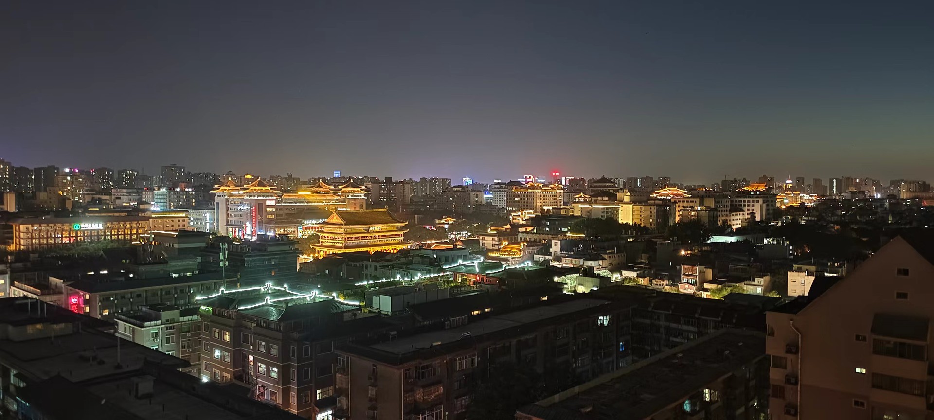 西安是國(guó)務(wù)院公布的首批國(guó)家歷史文化名城,有西周、秦、西漢、唐等在內(nèi)的13個(gè)朝代在此建都,是世界四大古都之一,中國(guó)古都學(xué)會(huì)認(rèn)定的中國(guó)建都朝代最多、帝都?xì)v史最長(zhǎng)的古都。曾經(jīng)作為中國(guó)首都和政治、經(jīng)濟(jì)、文化中心長(zhǎng)達(dá)1100多年。旅游景點(diǎn)有秦始皇兵馬俑博物館、大雁塔、陜西歷史博物館、華清池景區(qū)、碑林博物館等 西安是國(guó)務(wù)院公布的首批國(guó)家歷史文化名城,有西周、秦、西漢、唐等在內(nèi)的13個(gè)朝代在此建都,是世界四大古都之一,中國(guó)古都學(xué)會(huì)認(rèn)定的中國(guó)建都朝代最多、帝都?xì)v史最長(zhǎng)的古都。曾經(jīng)作為中國(guó)首都和政治、經(jīng)濟(jì)、文化中心長(zhǎng)達(dá)1100多年。旅游景點(diǎn)有秦始皇兵馬俑博物館、大雁塔、陜西歷史博物館、華清池景區(qū)、碑林博物館等