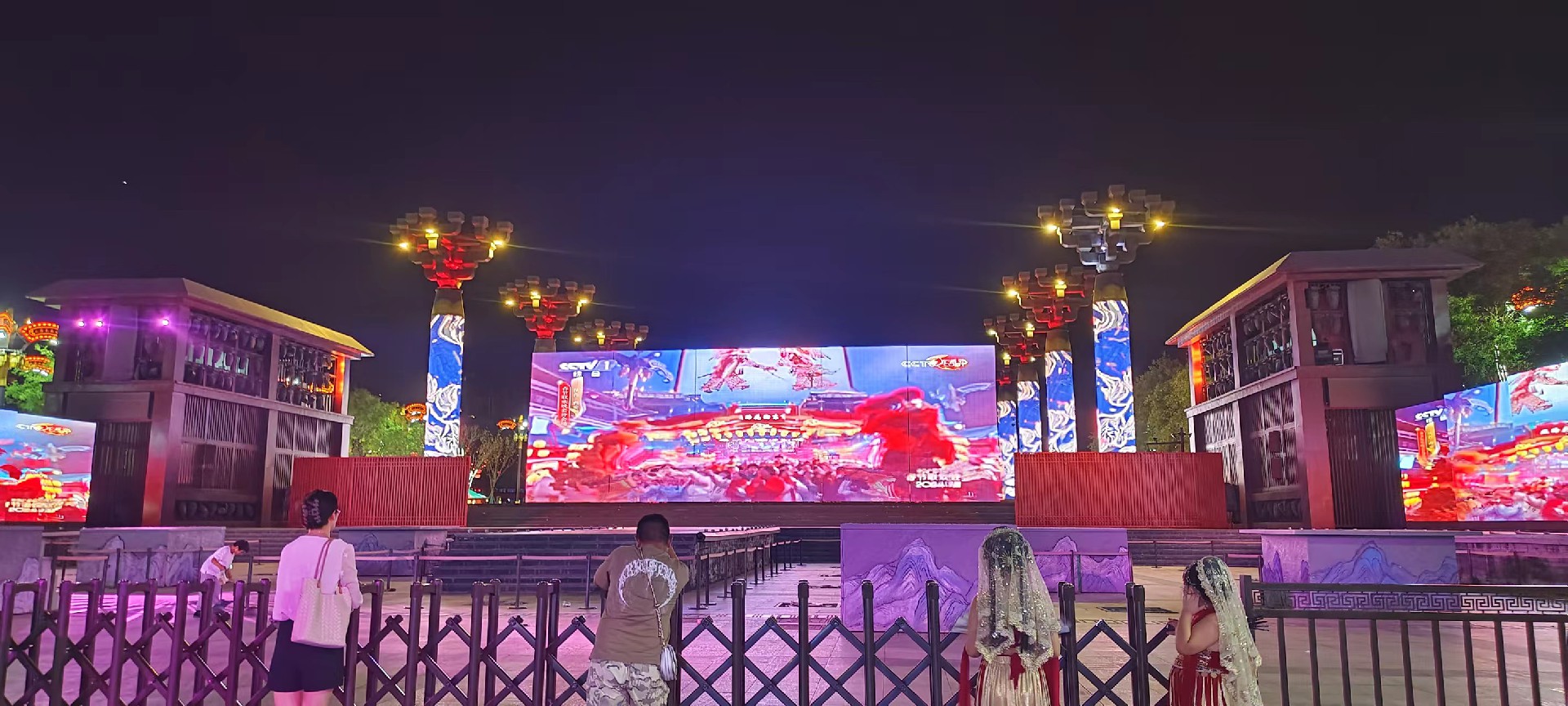 西安是國(guó)務(wù)院公布的首批國(guó)家歷史文化名城,有西周、秦、西漢、唐等在內(nèi)的13個(gè)朝代在此建都,是世界四大古都之一,中國(guó)古都學(xué)會(huì)認(rèn)定的中國(guó)建都朝代最多、帝都?xì)v史最長(zhǎng)的古都。曾經(jīng)作為中國(guó)首都和政治、經(jīng)濟(jì)、文化中心長(zhǎng)達(dá)1100多年。旅游景點(diǎn)有秦始皇兵馬俑博物館、大雁塔、陜西歷史博物館、華清池景區(qū)、碑林博物館等 西安是國(guó)務(wù)院公布的首批國(guó)家歷史文化名城,有西周、秦、西漢、唐等在內(nèi)的13個(gè)朝代在此建都,是世界四大古都之一,中國(guó)古都學(xué)會(huì)認(rèn)定的中國(guó)建都朝代最多、帝都?xì)v史最長(zhǎng)的古都。曾經(jīng)作為中國(guó)首都和政治、經(jīng)濟(jì)、文化中心長(zhǎng)達(dá)1100多年。旅游景點(diǎn)有秦始皇兵馬俑博物館、大雁塔、陜西歷史博物館、華清池景區(qū)、碑林博物館等