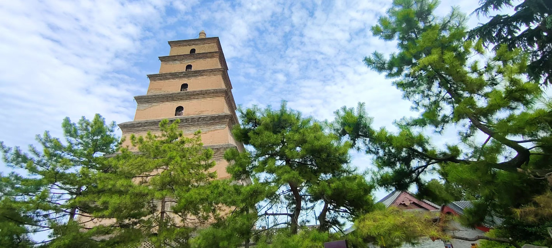 西安是國(guó)務(wù)院公布的首批國(guó)家歷史文化名城,有西周、秦、西漢、唐等在內(nèi)的13個(gè)朝代在此建都,是世界四大古都之一,中國(guó)古都學(xué)會(huì)認(rèn)定的中國(guó)建都朝代最多、帝都?xì)v史最長(zhǎng)的古都。曾經(jīng)作為中國(guó)首都和政治、經(jīng)濟(jì)、文化中心長(zhǎng)達(dá)1100多年。旅游景點(diǎn)有秦始皇兵馬俑博物館、大雁塔、陜西歷史博物館、華清池景區(qū)、碑林博物館等 西安是國(guó)務(wù)院公布的首批國(guó)家歷史文化名城,有西周、秦、西漢、唐等在內(nèi)的13個(gè)朝代在此建都,是世界四大古都之一,中國(guó)古都學(xué)會(huì)認(rèn)定的中國(guó)建都朝代最多、帝都?xì)v史最長(zhǎng)的古都。曾經(jīng)作為中國(guó)首都和政治、經(jīng)濟(jì)、文化中心長(zhǎng)達(dá)1100多年。旅游景點(diǎn)有秦始皇兵馬俑博物館、大雁塔、陜西歷史博物館、華清池景區(qū)、碑林博物館等