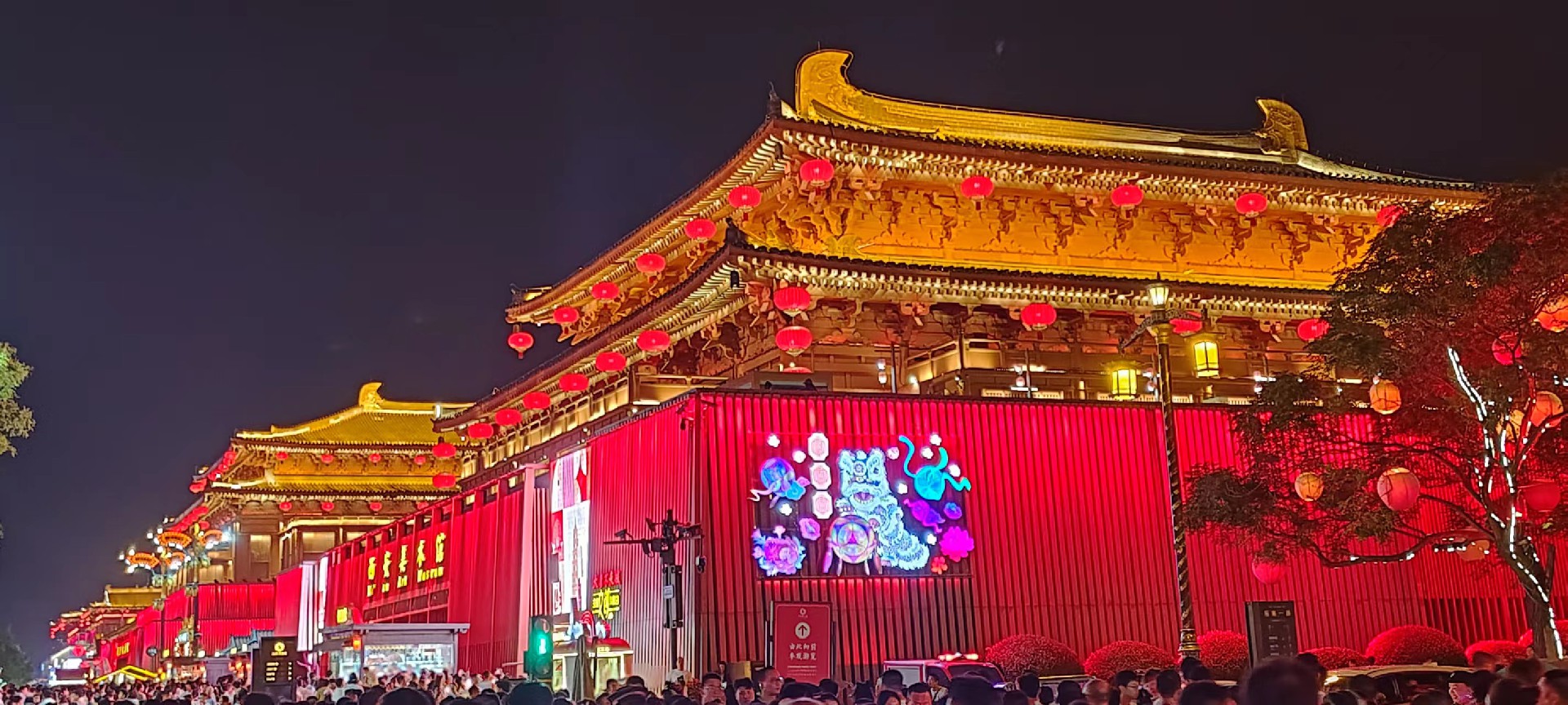 西安是國(guó)務(wù)院公布的首批國(guó)家歷史文化名城,有西周、秦、西漢、唐等在內(nèi)的13個(gè)朝代在此建都,是世界四大古都之一,中國(guó)古都學(xué)會(huì)認(rèn)定的中國(guó)建都朝代最多、帝都?xì)v史最長(zhǎng)的古都。曾經(jīng)作為中國(guó)首都和政治、經(jīng)濟(jì)、文化中心長(zhǎng)達(dá)1100多年。旅游景點(diǎn)有秦始皇兵馬俑博物館、大雁塔、陜西歷史博物館、華清池景區(qū)、碑林博物館等 西安是國(guó)務(wù)院公布的首批國(guó)家歷史文化名城,有西周、秦、西漢、唐等在內(nèi)的13個(gè)朝代在此建都,是世界四大古都之一,中國(guó)古都學(xué)會(huì)認(rèn)定的中國(guó)建都朝代最多、帝都?xì)v史最長(zhǎng)的古都。曾經(jīng)作為中國(guó)首都和政治、經(jīng)濟(jì)、文化中心長(zhǎng)達(dá)1100多年。旅游景點(diǎn)有秦始皇兵馬俑博物館、大雁塔、陜西歷史博物館、華清池景區(qū)、碑林博物館等