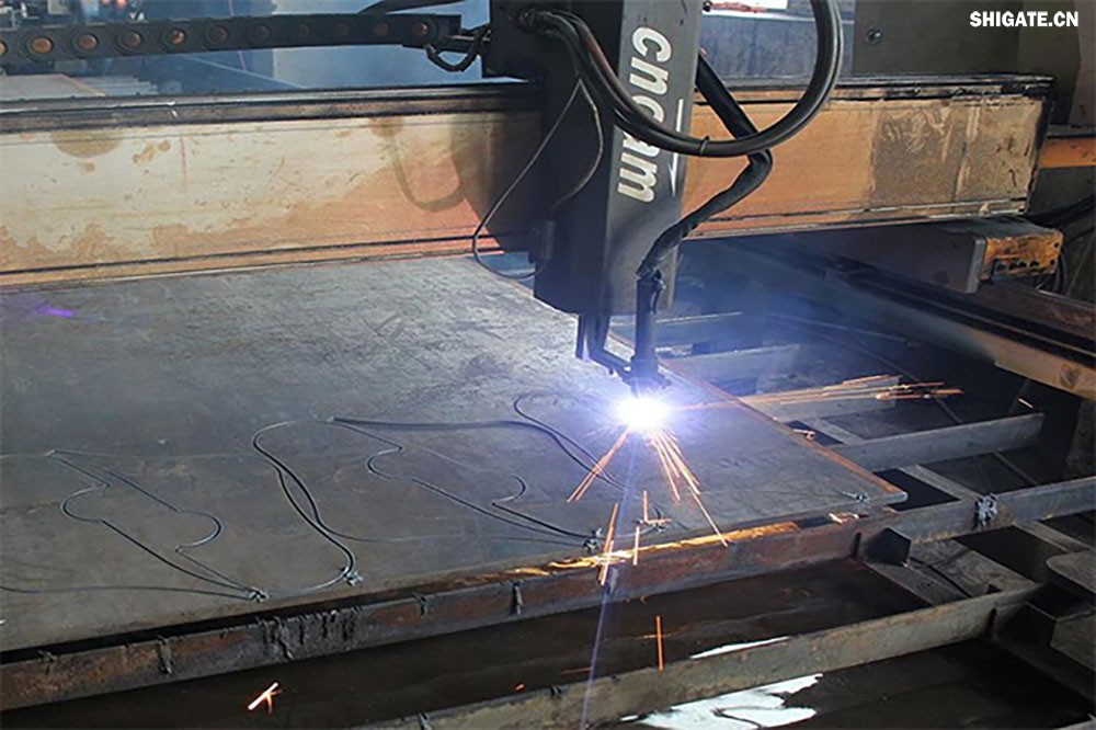 在工業(yè)生產(chǎn)中,鋼板切割是一項(xiàng)至關(guān)重要的工藝,廣泛應(yīng)用于機(jī)械制造、建筑、橋梁建設(shè)等多個(gè)領(lǐng)域。為了滿足不同項(xiàng)目的需求,鋼板切割采用了多種加工方式。本文將詳細(xì)介紹鋼板切割中常見的幾種加工方式,包括火焰切割、激光切割、等離子切割、水刀切割以及機(jī)械切割等。 一、火焰切割 火焰切割是利用氧氣和乙炔的燃燒產(chǎn)生的高溫火焰來切割鋼板的一種加工方式。在切割過程中,火焰將鋼板局部加熱至熔化狀態(tài),同時(shí)氧氣流將熔化的金屬吹走,形成切口。火焰切割設(shè)備相對簡單,成本低廉,適用于切割厚度較大的鋼板。然而,由于切割過程中產(chǎn)生的熱影響區(qū)較大,易導(dǎo)致鋼板變形和材質(zhì)變化,因此精度和表面質(zhì)量相對較低。 二、激光切割 激光切割是利用高功率密度的激光束照射鋼板表面,使鋼板迅速熔化、汽化或達(dá)到點(diǎn)燃點(diǎn),同時(shí)以高速氣流將熔化或燃燒的金屬吹走,形成切口。激光切割具有切割速度快、精度高、熱影響區(qū)小等優(yōu)點(diǎn),特別適用于切割薄板和中厚板。此外,激光切割還能實(shí)現(xiàn)自動化和智能化生產(chǎn),提高生產(chǎn)效率。 三、等離子切割 等離子切割是利用高溫、高速度的等離子氣體流對鋼板進(jìn)行切割的一種加工方式。在切割過程中,等離子氣體流將鋼板局部熔化,并通過氣流將熔化的金屬吹走。等離子切割適用于切割中厚板和厚板,具有切割速度快、熱影響區(qū)小、切口平整等優(yōu)點(diǎn)。然而,等離子切割設(shè)備的成本較高,維護(hù)也相對復(fù)雜。 四、水刀切割 水刀切割是利用高壓水流對鋼板進(jìn)行切割的一種加工方式。在切割過程中,高壓水流將鋼板局部沖蝕,形成切口。水刀切割具有切割精度高、表面質(zhì)量好、無熱影響區(qū)等優(yōu)點(diǎn),特別適用于切割薄板和對表面質(zhì)量要求較高的項(xiàng)目。此外,水刀切割還能實(shí)現(xiàn)綠色生產(chǎn),減少環(huán)境污染。 五、機(jī)械切割 機(jī)械切割是利用切割機(jī)械對鋼板進(jìn)行切割的一種加工方式,如鋸床切割、銑床切割等。機(jī)械切割適用于切割各種厚度和材質(zhì)的鋼板,具有切割精度高、切口平整、適應(yīng)性強(qiáng)等優(yōu)點(diǎn)。然而,機(jī)械切割的速度相對較慢,生產(chǎn)效率較低,且對于較厚的鋼板,切割難度較大。 在選擇鋼板切割加工方式時(shí),需要根據(jù)項(xiàng)目的具體需求、鋼板的厚度和材質(zhì)、生產(chǎn)效率和成本等因素進(jìn)行綜合考慮。對于要求高精度、高表面質(zhì)量的切割項(xiàng)目,激光切割和水刀切割是較為理想的選擇;對于切割厚度較大、對表面質(zhì)量要求不高的項(xiàng)目,火焰切割和等離子切割則更具優(yōu)勢;而對于需要靈活應(yīng)對各種切割需求的場景,機(jī)械切割則是一種可靠的選擇。 總之,隨著科技的不斷進(jìn)步和工業(yè)生產(chǎn)的不斷發(fā)展,鋼板切割加工方式也在不斷創(chuàng)新和完善。了解各種加工方式的優(yōu)缺點(diǎn),并根據(jù)實(shí)際需求選擇合適的加工方式,對于提高鋼板切割的質(zhì)量和效率具有重要意義。 在工業(yè)生產(chǎn)中,鋼板切割是一項(xiàng)至關(guān)重要的工藝,廣泛應(yīng)用于機(jī)械制造、建筑、橋梁建設(shè)等多個(gè)領(lǐng)域。為了滿足不同項(xiàng)目的需求,鋼板切割采用了多種加工方式。本文將詳細(xì)介紹鋼板切割中常見的幾種加工方式,包括火焰切割、激光切割、等離子切割、水刀切割以及機(jī)械切割等。 一、火焰切割 火焰切割是利用氧氣和乙炔的燃燒產(chǎn)生的高溫火焰來切割鋼板的一種加工方式。在切割過程中,火焰將鋼板局部加熱至熔化狀態(tài),同時(shí)氧氣流將熔化的金屬吹走,形成切口。火焰切割設(shè)備相對簡單,成本低廉,適用于切割厚度較大的鋼板。然而,由于切割過程中產(chǎn)生的熱影響區(qū)較大,易導(dǎo)致鋼板變形和材質(zhì)變化,因此精度和表面質(zhì)量相對較低。 二、激光切割 激光切割是利用高功率密度的激光束照射鋼板表面,使鋼板迅速熔化、汽化或達(dá)到點(diǎn)燃點(diǎn),同時(shí)以高速氣流將熔化或燃燒的金屬吹走,形成切口。激光切割具有切割速度快、精度高、熱影響區(qū)小等優(yōu)點(diǎn),特別適用于切割薄板和中厚板。此外,激光切割還能實(shí)現(xiàn)自動化和智能化生產(chǎn),提高生產(chǎn)效率。 三、等離子切割 等離子切割是利用高溫、高速度的等離子氣體流對鋼板進(jìn)行切割的一種加工方式。在切割過程中,等離子氣體流將鋼板局部熔化,并通過氣流將熔化的金屬吹走。等離子切割適用于切割中厚板和厚板,具有切割速度快、熱影響區(qū)小、切口平整等優(yōu)點(diǎn)。然而,等離子切割設(shè)備的成本較高,維護(hù)也相對復(fù)雜。 四、水刀切割 水刀切割是利用高壓水流對鋼板進(jìn)行切割的一種加工方式。在切割過程中,高壓水流將鋼板局部沖蝕,形成切口。水刀切割具有切割精度高、表面質(zhì)量好、無熱影響區(qū)等優(yōu)點(diǎn),特別適用于切割薄板和對表面質(zhì)量要求較高的項(xiàng)目。此外,水刀切割還能實(shí)現(xiàn)綠色生產(chǎn),減少環(huán)境污染。 五、機(jī)械切割 機(jī)械切割是利用切割機(jī)械對鋼板進(jìn)行切割的一種加工方式,如鋸床切割、銑床切割等。機(jī)械切割適用于切割各種厚度和材質(zhì)的鋼板,具有切割精度高、切口平整、適應(yīng)性強(qiáng)等優(yōu)點(diǎn)。然而,機(jī)械切割的速度相對較慢,生產(chǎn)效率較低,且對于較厚的鋼板,切割難度較大。 在選擇鋼板切割加工方式時(shí),需要根據(jù)項(xiàng)目的具體需求、鋼板的厚度和材質(zhì)、生產(chǎn)效率和成本等因素進(jìn)行綜合考慮。對于要求高精度、高表面質(zhì)量的切割項(xiàng)目,激光切割和水刀切割是較為理想的選擇;對于切割厚度較大、對表面質(zhì)量要求不高的項(xiàng)目,火焰切割和等離子切割則更具優(yōu)勢;而對于需要靈活應(yīng)對各種切割需求的場景,機(jī)械切割則是一種可靠的選擇。 總之,隨著科技的不斷進(jìn)步和工業(yè)生產(chǎn)的不斷發(fā)展,鋼板切割加工方式也在不斷創(chuàng)新和完善。了解各種加工方式的優(yōu)缺點(diǎn),并根據(jù)實(shí)際需求選擇合適的加工方式,對于提高鋼板切割的質(zhì)量和效率具有重要意義。