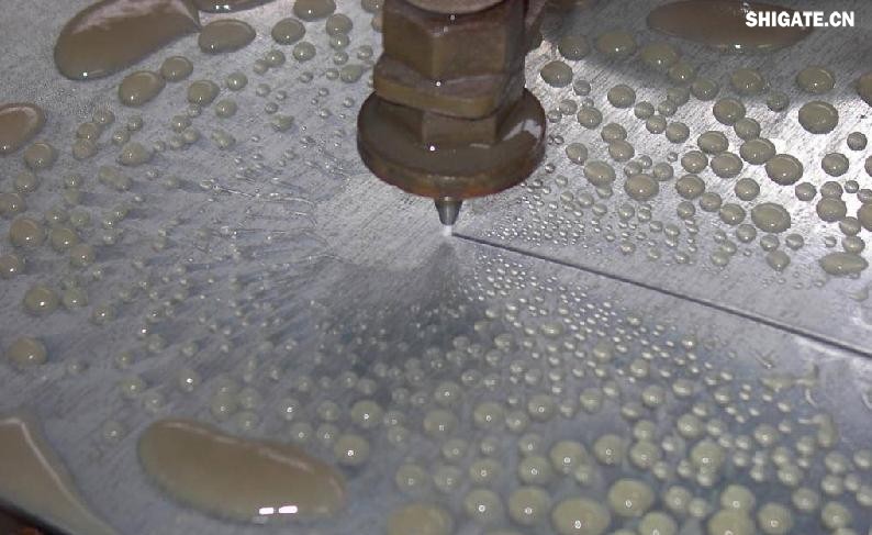 在工業(yè)生產(chǎn)中,鋼板切割是一項(xiàng)至關(guān)重要的工藝,廣泛應(yīng)用于機(jī)械制造、建筑、橋梁建設(shè)等多個(gè)領(lǐng)域。為了滿足不同項(xiàng)目的需求,鋼板切割采用了多種加工方式。本文將詳細(xì)介紹鋼板切割中常見的幾種加工方式,包括火焰切割、激光切割、等離子切割、水刀切割以及機(jī)械切割等。 一、火焰切割 火焰切割是利用氧氣和乙炔的燃燒產(chǎn)生的高溫火焰來切割鋼板的一種加工方式。在切割過程中,火焰將鋼板局部加熱至熔化狀態(tài),同時(shí)氧氣流將熔化的金屬吹走,形成切口。火焰切割設(shè)備相對簡單,成本低廉,適用于切割厚度較大的鋼板。然而,由于切割過程中產(chǎn)生的熱影響區(qū)較大,易導(dǎo)致鋼板變形和材質(zhì)變化,因此精度和表面質(zhì)量相對較低。 二、激光切割 激光切割是利用高功率密度的激光束照射鋼板表面,使鋼板迅速熔化、汽化或達(dá)到點(diǎn)燃點(diǎn),同時(shí)以高速氣流將熔化或燃燒的金屬吹走,形成切口。激光切割具有切割速度快、精度高、熱影響區(qū)小等優(yōu)點(diǎn),特別適用于切割薄板和中厚板。此外,激光切割還能實(shí)現(xiàn)自動化和智能化生產(chǎn),提高生產(chǎn)效率。 三、等離子切割 等離子切割是利用高溫、高速度的等離子氣體流對鋼板進(jìn)行切割的一種加工方式。在切割過程中,等離子氣體流將鋼板局部熔化,并通過氣流將熔化的金屬吹走。等離子切割適用于切割中厚板和厚板,具有切割速度快、熱影響區(qū)小、切口平整等優(yōu)點(diǎn)。然而,等離子切割設(shè)備的成本較高,維護(hù)也相對復(fù)雜。 四、水刀切割 水刀切割是利用高壓水流對鋼板進(jìn)行切割的一種加工方式。在切割過程中,高壓水流將鋼板局部沖蝕,形成切口。水刀切割具有切割精度高、表面質(zhì)量好、無熱影響區(qū)等優(yōu)點(diǎn),特別適用于切割薄板和對表面質(zhì)量要求較高的項(xiàng)目。此外,水刀切割還能實(shí)現(xiàn)綠色生產(chǎn),減少環(huán)境污染。 五、機(jī)械切割 機(jī)械切割是利用切割機(jī)械對鋼板進(jìn)行切割的一種加工方式,如鋸床切割、銑床切割等。機(jī)械切割適用于切割各種厚度和材質(zhì)的鋼板,具有切割精度高、切口平整、適應(yīng)性強(qiáng)等優(yōu)點(diǎn)。然而,機(jī)械切割的速度相對較慢,生產(chǎn)效率較低,且對于較厚的鋼板,切割難度較大。 在選擇鋼板切割加工方式時(shí),需要根據(jù)項(xiàng)目的具體需求、鋼板的厚度和材質(zhì)、生產(chǎn)效率和成本等因素進(jìn)行綜合考慮。對于要求高精度、高表面質(zhì)量的切割項(xiàng)目,激光切割和水刀切割是較為理想的選擇;對于切割厚度較大、對表面質(zhì)量要求不高的項(xiàng)目,火焰切割和等離子切割則更具優(yōu)勢;而對于需要靈活應(yīng)對各種切割需求的場景,機(jī)械切割則是一種可靠的選擇。 總之,隨著科技的不斷進(jìn)步和工業(yè)生產(chǎn)的不斷發(fā)展,鋼板切割加工方式也在不斷創(chuàng)新和完善。了解各種加工方式的優(yōu)缺點(diǎn),并根據(jù)實(shí)際需求選擇合適的加工方式,對于提高鋼板切割的質(zhì)量和效率具有重要意義。 在工業(yè)生產(chǎn)中,鋼板切割是一項(xiàng)至關(guān)重要的工藝,廣泛應(yīng)用于機(jī)械制造、建筑、橋梁建設(shè)等多個(gè)領(lǐng)域。為了滿足不同項(xiàng)目的需求,鋼板切割采用了多種加工方式。本文將詳細(xì)介紹鋼板切割中常見的幾種加工方式,包括火焰切割、激光切割、等離子切割、水刀切割以及機(jī)械切割等。 一、火焰切割 火焰切割是利用氧氣和乙炔的燃燒產(chǎn)生的高溫火焰來切割鋼板的一種加工方式。在切割過程中,火焰將鋼板局部加熱至熔化狀態(tài),同時(shí)氧氣流將熔化的金屬吹走,形成切口。火焰切割設(shè)備相對簡單,成本低廉,適用于切割厚度較大的鋼板。然而,由于切割過程中產(chǎn)生的熱影響區(qū)較大,易導(dǎo)致鋼板變形和材質(zhì)變化,因此精度和表面質(zhì)量相對較低。 二、激光切割 激光切割是利用高功率密度的激光束照射鋼板表面,使鋼板迅速熔化、汽化或達(dá)到點(diǎn)燃點(diǎn),同時(shí)以高速氣流將熔化或燃燒的金屬吹走,形成切口。激光切割具有切割速度快、精度高、熱影響區(qū)小等優(yōu)點(diǎn),特別適用于切割薄板和中厚板。此外,激光切割還能實(shí)現(xiàn)自動化和智能化生產(chǎn),提高生產(chǎn)效率。 三、等離子切割 等離子切割是利用高溫、高速度的等離子氣體流對鋼板進(jìn)行切割的一種加工方式。在切割過程中,等離子氣體流將鋼板局部熔化,并通過氣流將熔化的金屬吹走。等離子切割適用于切割中厚板和厚板,具有切割速度快、熱影響區(qū)小、切口平整等優(yōu)點(diǎn)。然而,等離子切割設(shè)備的成本較高,維護(hù)也相對復(fù)雜。 四、水刀切割 水刀切割是利用高壓水流對鋼板進(jìn)行切割的一種加工方式。在切割過程中,高壓水流將鋼板局部沖蝕,形成切口。水刀切割具有切割精度高、表面質(zhì)量好、無熱影響區(qū)等優(yōu)點(diǎn),特別適用于切割薄板和對表面質(zhì)量要求較高的項(xiàng)目。此外,水刀切割還能實(shí)現(xiàn)綠色生產(chǎn),減少環(huán)境污染。 五、機(jī)械切割 機(jī)械切割是利用切割機(jī)械對鋼板進(jìn)行切割的一種加工方式,如鋸床切割、銑床切割等。機(jī)械切割適用于切割各種厚度和材質(zhì)的鋼板,具有切割精度高、切口平整、適應(yīng)性強(qiáng)等優(yōu)點(diǎn)。然而,機(jī)械切割的速度相對較慢,生產(chǎn)效率較低,且對于較厚的鋼板,切割難度較大。 在選擇鋼板切割加工方式時(shí),需要根據(jù)項(xiàng)目的具體需求、鋼板的厚度和材質(zhì)、生產(chǎn)效率和成本等因素進(jìn)行綜合考慮。對于要求高精度、高表面質(zhì)量的切割項(xiàng)目,激光切割和水刀切割是較為理想的選擇;對于切割厚度較大、對表面質(zhì)量要求不高的項(xiàng)目,火焰切割和等離子切割則更具優(yōu)勢;而對于需要靈活應(yīng)對各種切割需求的場景,機(jī)械切割則是一種可靠的選擇。 總之,隨著科技的不斷進(jìn)步和工業(yè)生產(chǎn)的不斷發(fā)展,鋼板切割加工方式也在不斷創(chuàng)新和完善。了解各種加工方式的優(yōu)缺點(diǎn),并根據(jù)實(shí)際需求選擇合適的加工方式,對于提高鋼板切割的質(zhì)量和效率具有重要意義。