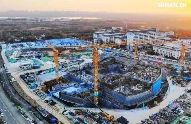 1月11日，河鋼集團舞鋼公司生產的一批高端鋼板發(fā)往客戶，將用于又一項“國之重器”——安徽合肥加快建設聚變能實驗裝置（BEST）項目的關鍵部位制造。  舞鋼公司深入貫徹落實集團戰(zhàn)略部署，緊盯高端客戶的需求，發(fā)揮自身技術優(yōu)勢，研發(fā)生產更多的高端特種鋼板，打造更多的“國之重器”。針對客戶志在通過該項目打造“世界首個緊湊型聚變能實驗裝置”的目標，舞鋼公司高端高效益產品攻關團隊不斷優(yōu)化營銷方案，通過提供“一攬子”解決方案，贏得了客戶的認可。在研發(fā)過程中，公司優(yōu)化工藝方案，在軋制環(huán)節(jié)增加兩項創(chuàng)新措施，并強化質量過程管控，確保了鋼板表面質量和內部質量全部優(yōu)于客戶需求，并按期交貨。  微信圖片_20250220083851.jpg  安徽合肥加快建設聚變能實驗裝置（BEST）項目總用地面積約16萬平方米，總建筑面積約15萬平方米。該裝置作為全超導托卡馬克核聚變實驗裝置（EAST）的后續(xù)項目，將在第一代EAST裝置的基礎上，首次演示聚變能發(fā)電，并有望率先建成世界首個緊湊型聚變能實驗裝置。