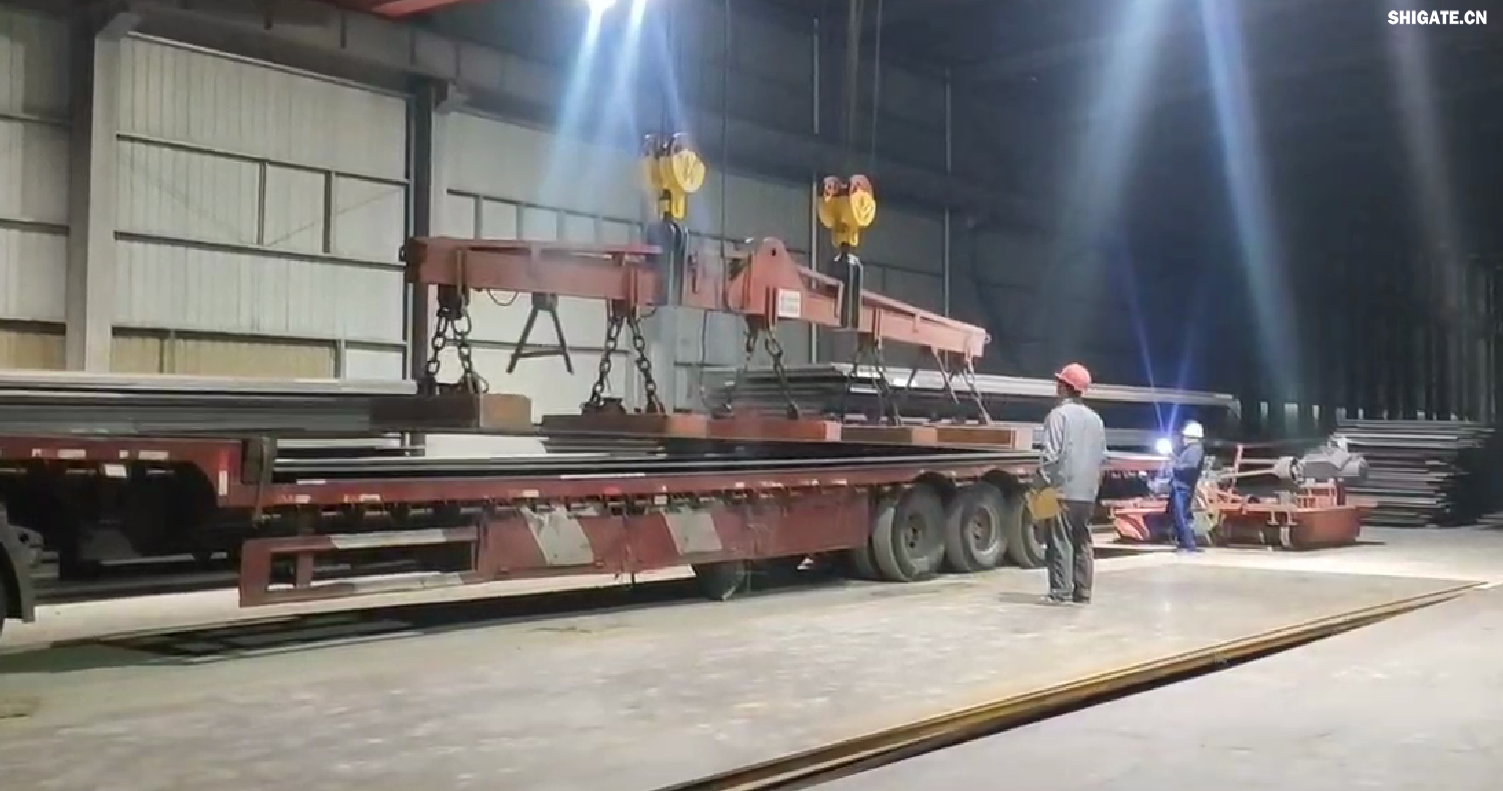 對(duì)于邁入2024年的鋼材市場(chǎng)而言,哪些因素是確定的?哪些因素是不確定的? 從需求來(lái)看,2024年,國(guó)內(nèi)宏觀經(jīng)濟(jì)繼續(xù)恢復(fù)向好,總體保持回升態(tài)勢(shì),各項(xiàng)涉鋼指標(biāo)轉(zhuǎn)暖預(yù)期強(qiáng)烈。在此背景下,預(yù)計(jì)鋼材需求總量(含出口)穩(wěn)定增長(zhǎng)的態(tài)勢(shì)不會(huì)改變。為實(shí)現(xiàn)新年“開(kāi)門紅”,新的刺激政策有望加速出臺(tái),再加上穩(wěn)增長(zhǎng)政策措施效應(yīng)延續(xù),預(yù)計(jì)2024年第1季度鋼材需求表現(xiàn)不會(huì)太差。 根據(jù)2023年11月份全國(guó)PMI(采購(gòu)經(jīng)理指數(shù))顯示,生產(chǎn)指數(shù)持續(xù)擴(kuò)張,耗鋼行業(yè)指標(biāo)處于高位水平;建筑業(yè)商務(wù)活動(dòng)指數(shù)高位增長(zhǎng),建筑業(yè)施工進(jìn)度繼續(xù)加快等,這些因素在一定程度上預(yù)示著開(kāi)年鋼材需求向好的態(tài)勢(shì)。樂(lè)觀來(lái)看,2024年第1季度需求有同比增長(zhǎng)3%的可能。 從供給來(lái)看,供給端存在較大的不確定性。中國(guó)鋼鐵工業(yè)協(xié)會(huì)統(tǒng)計(jì)數(shù)據(jù)顯示,2023年1月—11月份,我國(guó)累計(jì)生產(chǎn)粗鋼95214萬(wàn)噸、生鐵81031萬(wàn)噸、鋼材125282萬(wàn)噸,同比分別增長(zhǎng)1.5%、1.8%、5.7%。有需求就會(huì)有供給,開(kāi)年需求增長(zhǎng)將為鋼鐵產(chǎn)能釋放帶來(lái)空間。 從成本來(lái)看,2023年下半年以來(lái),尤其是進(jìn)入2023年第4季度后,鐵礦石、廢鋼、焦炭等鋼鐵原燃料價(jià)格持續(xù)上漲,由此帶來(lái)的成本壓力將在2024年延續(xù)。數(shù)據(jù)顯示,2023年11月份,我國(guó)進(jìn)口鐵礦石10274.3萬(wàn)噸,環(huán)比增長(zhǎng)335.8萬(wàn)噸,增幅為3.4%;進(jìn)口均價(jià)為117.2美元/噸,環(huán)比上漲3.7%,同比上漲24.3%。2023年11月份,全國(guó)鐵礦石價(jià)格繼續(xù)上行。其中,河北唐山地區(qū)66%品位干基鐵精粉均價(jià)為1139元/噸,環(huán)比上漲4.6%;澳大利亞61.5%粉礦(山東日照港)均價(jià)為979元/噸,環(huán)比上漲5.3%。廢鋼價(jià)格也呈現(xiàn)上行態(tài)勢(shì)。2023年11月份,河北唐山地區(qū)重型廢鋼均價(jià)為2640元/噸,環(huán)比上漲2.5%;河北唐山地區(qū)二級(jí)冶金焦均價(jià)為2143元/噸,雖然環(huán)比下跌2.6%,但總體仍處于較高位置。據(jù)蘭格鋼鐵研究中心測(cè)算,使用2023年11月份購(gòu)買的原燃料生產(chǎn)測(cè)算的生鐵成本指數(shù)為134.3點(diǎn),環(huán)比上升0.8%。雖然這段時(shí)間國(guó)內(nèi)鋼材價(jià)格有所上漲,但總體來(lái)看,鋼材價(jià)格漲幅遠(yuǎn)小于原燃料價(jià)格漲幅。因此,預(yù)計(jì)2024年初,成本端對(duì)鋼材價(jià)格的支撐仍將持續(xù)。 從庫(kù)存來(lái)看,監(jiān)測(cè)數(shù)據(jù)顯示,截至2023年12月1日,全國(guó)29個(gè)重點(diǎn)城市鋼材社會(huì)庫(kù)存量為831.13萬(wàn)噸,環(huán)比下降8.2%,雖然與2022年同期相比上升4.08%,但仍處于較低水平。 從預(yù)期來(lái)看,受穩(wěn)增長(zhǎng)措施不斷出臺(tái)及開(kāi)年新政策出臺(tái)預(yù)期影響,市場(chǎng)人士普遍對(duì)2024年的行情抱有信心。尤其是2023年末召開(kāi)的中央經(jīng)濟(jì)工作會(huì)議為我們?cè)鰪?qiáng)信心和底氣、扎實(shí)做好2024年經(jīng)濟(jì)工作注入了力量。 綜合來(lái)看,對(duì)于2024年初的鋼材市場(chǎng)而言,成本提升、需求增多、庫(kù)存較低、信心仍強(qiáng),這些是確定的,但鋼鐵產(chǎn)能釋放具有較大的不確定性。如果鋼鐵產(chǎn)能超預(yù)期釋放,那么將是開(kāi)年鋼材市場(chǎng)的最大壓力。 對(duì)于邁入2024年的鋼材市場(chǎng)而言,哪些因素是確定的?哪些因素是不確定的? 從需求來(lái)看,2024年,國(guó)內(nèi)宏觀經(jīng)濟(jì)繼續(xù)恢復(fù)向好,總體保持回升態(tài)勢(shì),各項(xiàng)涉鋼指標(biāo)轉(zhuǎn)暖預(yù)期強(qiáng)烈。在此背景下,預(yù)計(jì)鋼材需求總量(含出口)穩(wěn)定增長(zhǎng)的態(tài)勢(shì)不會(huì)改變。為實(shí)現(xiàn)新年“開(kāi)門紅”,新的刺激政策有望加速出臺(tái),再加上穩(wěn)增長(zhǎng)政策措施效應(yīng)延續(xù),預(yù)計(jì)2024年第1季度鋼材需求表現(xiàn)不會(huì)太差。 根據(jù)2023年11月份全國(guó)PMI(采購(gòu)經(jīng)理指數(shù))顯示,生產(chǎn)指數(shù)持續(xù)擴(kuò)張,耗鋼行業(yè)指標(biāo)處于高位水平;建筑業(yè)商務(wù)活動(dòng)指數(shù)高位增長(zhǎng),建筑業(yè)施工進(jìn)度繼續(xù)加快等,這些因素在一定程度上預(yù)示著開(kāi)年鋼材需求向好的態(tài)勢(shì)。樂(lè)觀來(lái)看,2024年第1季度需求有同比增長(zhǎng)3%的可能。 從供給來(lái)看,供給端存在較大的不確定性。中國(guó)鋼鐵工業(yè)協(xié)會(huì)統(tǒng)計(jì)數(shù)據(jù)顯示,2023年1月—11月份,我國(guó)累計(jì)生產(chǎn)粗鋼95214萬(wàn)噸、生鐵81031萬(wàn)噸、鋼材125282萬(wàn)噸,同比分別增長(zhǎng)1.5%、1.8%、5.7%。有需求就會(huì)有供給,開(kāi)年需求增長(zhǎng)將為鋼鐵產(chǎn)能釋放帶來(lái)空間。 從成本來(lái)看,2023年下半年以來(lái),尤其是進(jìn)入2023年第4季度后,鐵礦石、廢鋼、焦炭等鋼鐵原燃料價(jià)格持續(xù)上漲,由此帶來(lái)的成本壓力將在2024年延續(xù)。數(shù)據(jù)顯示,2023年11月份,我國(guó)進(jìn)口鐵礦石10274.3萬(wàn)噸,環(huán)比增長(zhǎng)335.8萬(wàn)噸,增幅為3.4%;進(jìn)口均價(jià)為117.2美元/噸,環(huán)比上漲3.7%,同比上漲24.3%。2023年11月份,全國(guó)鐵礦石價(jià)格繼續(xù)上行。其中,河北唐山地區(qū)66%品位干基鐵精粉均價(jià)為1139元/噸,環(huán)比上漲4.6%;澳大利亞61.5%粉礦(山東日照港)均價(jià)為979元/噸,環(huán)比上漲5.3%。廢鋼價(jià)格也呈現(xiàn)上行態(tài)勢(shì)。2023年11月份,河北唐山地區(qū)重型廢鋼均價(jià)為2640元/噸,環(huán)比上漲2.5%;河北唐山地區(qū)二級(jí)冶金焦均價(jià)為2143元/噸,雖然環(huán)比下跌2.6%,但總體仍處于較高位置。據(jù)蘭格鋼鐵研究中心測(cè)算,使用2023年11月份購(gòu)買的原燃料生產(chǎn)測(cè)算的生鐵成本指數(shù)為134.3點(diǎn),環(huán)比上升0.8%。雖然這段時(shí)間國(guó)內(nèi)鋼材價(jià)格有所上漲,但總體來(lái)看,鋼材價(jià)格漲幅遠(yuǎn)小于原燃料價(jià)格漲幅。因此,預(yù)計(jì)2024年初,成本端對(duì)鋼材價(jià)格的支撐仍將持續(xù)。 從庫(kù)存來(lái)看,監(jiān)測(cè)數(shù)據(jù)顯示,截至2023年12月1日,全國(guó)29個(gè)重點(diǎn)城市鋼材社會(huì)庫(kù)存量為831.13萬(wàn)噸,環(huán)比下降8.2%,雖然與2022年同期相比上升4.08%,但仍處于較低水平。 從預(yù)期來(lái)看,受穩(wěn)增長(zhǎng)措施不斷出臺(tái)及開(kāi)年新政策出臺(tái)預(yù)期影響,市場(chǎng)人士普遍對(duì)2024年的行情抱有信心。尤其是2023年末召開(kāi)的中央經(jīng)濟(jì)工作會(huì)議為我們?cè)鰪?qiáng)信心和底氣、扎實(shí)做好2024年經(jīng)濟(jì)工作注入了力量。 綜合來(lái)看,對(duì)于2024年初的鋼材市場(chǎng)而言,成本提升、需求增多、庫(kù)存較低、信心仍強(qiáng),這些是確定的,但鋼鐵產(chǎn)能釋放具有較大的不確定性。如果鋼鐵產(chǎn)能超預(yù)期釋放,那么將是開(kāi)年鋼材市場(chǎng)的最大壓力。