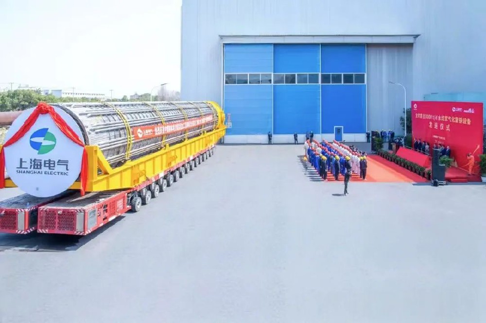 3月23日,全球首臺日處理量達3000噸的水煤漿氣化廢鍋設備,如期發往中煤榆林煤炭深加工基地項目,標志著我國在大型煤氣化裝備領域實現重大技術突破。河鋼集團舞鋼公司生產的1050噸高端容器鋼板,替代進口,獨家用于該設備制造。 舞鋼公司結合行業趨勢和企業定位,快速調整工作思路,把特鋼思路作為企業經營的“法寶”,努力走好高端產品路線。在深入走訪市場的過程中,舞鋼公司了解到某高端客戶計劃設計制造全球首臺日處理量達3000噸的水煤漿氣化廢鍋設備,由于各項技術要求比較高,其專利方美國Ap公司曾要求采用進口鋼鐵材料制造該臺設備。舞鋼公司與該客戶和美國Ap公司進行多輪次深度交流,充分發揮自身在高端容器鋼板領域的技術優勢,為客戶研發契合設計要求的高端鋼鐵材料,贏得了客戶和美國Ap公司的認可。在生產過程中,舞鋼公司高端高效益產品攻關團隊和產線人員密切配合,根據產線實際,創新工藝、生產流程,嚴格過程質量管控,確保了該批高端容器鋼板各項質量指標完全滿足客戶需求,成功替代進口。 中煤榆林煤炭深加工基地項目是煤化工行業碳評價試點示范項目,同時也是化工領域半廢鍋流程煤氣化裝置國家示范項目,是推動煤炭清潔高效利用技術規模化應用的關鍵項目,將為中國煤化工高質量發展注入新動能。此次發運的是全球首臺單爐干基煤炭處理量達3000噸/日的高效廢鍋設備,每小時可生產高壓蒸汽200噸。 3月23日,全球首臺日處理量達3000噸的水煤漿氣化廢鍋設備,如期發往中煤榆林煤炭深加工基地項目,標志著我國在大型煤氣化裝備領域實現重大技術突破。河鋼集團舞鋼公司生產的1050噸高端容器鋼板,替代進口,獨家用于該設備制造。 舞鋼公司結合行業趨勢和企業定位,快速調整工作思路,把特鋼思路作為企業經營的“法寶”,努力走好高端產品路線。在深入走訪市場的過程中,舞鋼公司了解到某高端客戶計劃設計制造全球首臺日處理量達3000噸的水煤漿氣化廢鍋設備,由于各項技術要求比較高,其專利方美國Ap公司曾要求采用進口鋼鐵材料制造該臺設備。舞鋼公司與該客戶和美國Ap公司進行多輪次深度交流,充分發揮自身在高端容器鋼板領域的技術優勢,為客戶研發契合設計要求的高端鋼鐵材料,贏得了客戶和美國Ap公司的認可。在生產過程中,舞鋼公司高端高效益產品攻關團隊和產線人員密切配合,根據產線實際,創新工藝、生產流程,嚴格過程質量管控,確保了該批高端容器鋼板各項質量指標完全滿足客戶需求,成功替代進口。 中煤榆林煤炭深加工基地項目是煤化工行業碳評價試點示范項目,同時也是化工領域半廢鍋流程煤氣化裝置國家示范項目,是推動煤炭清潔高效利用技術規模化應用的關鍵項目,將為中國煤化工高質量發展注入新動能。此次發運的是全球首臺單爐干基煤炭處理量達3000噸/日的高效廢鍋設備,每小時可生產高壓蒸汽200噸。