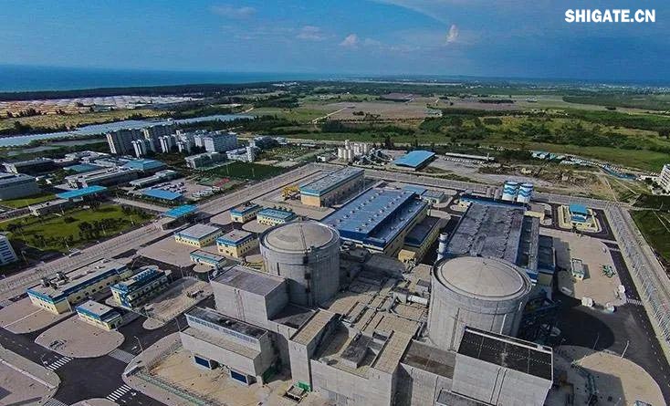 近日,新華社受權(quán)發(fā)布的《關(guān)于2024年國民經(jīng)濟(jì)和社會發(fā)展計劃執(zhí)行情況與2025年國民經(jīng)濟(jì)和社會發(fā)展計劃草案的報告》顯示,我國第三代自主產(chǎn)權(quán)核電“國和一號”示范工程1號首堆建成投運(yùn)。“國和一號”是我國自主設(shè)計的全球最大功率非能動核電機(jī)組。河鋼集團(tuán)舞鋼公司生產(chǎn)的高端核電用鋼用于該項(xiàng)目核電機(jī)組安全殼、補(bǔ)水相關(guān)設(shè)備支撐、高溫高壓管件等的制造。 舞鋼公司堅持特鋼思路不動搖,以技術(shù)營銷和科技創(chuàng)新為兩大引擎,瞄準(zhǔn)國家重大項(xiàng)目和重點(diǎn)工程建設(shè)所需,圍繞高端鋼板研發(fā)做足文章,不斷引領(lǐng)市場發(fā)展潮流,彰顯舞鋼品牌價值。針對該項(xiàng)目對核電機(jī)組安全性等特殊設(shè)計要求,舞鋼公司核電鋼攻關(guān)團(tuán)隊(duì)在與項(xiàng)目方、設(shè)計方深度進(jìn)行技術(shù)交流的基礎(chǔ)上,通過創(chuàng)新冶煉工藝,精準(zhǔn)設(shè)計鋼板成分,優(yōu)化軋制工藝,全方位確保鋼板質(zhì)量優(yōu)良,得到了客戶的高度認(rèn)可,順利通過用戶見證,確保了鋼板的按期交付。 舞鋼公司是中國首個研發(fā)生產(chǎn)核電鋼板的寬厚板企業(yè),建立有完善的核電質(zhì)保體系,并主持制定了核電站用碳素鋼和低合金鋼板國家標(biāo)準(zhǔn),開發(fā)生產(chǎn)的核電站多種用途設(shè)備制造用系列鋼板大量用于核電站關(guān)鍵設(shè)備制造。 “國和一號”代表著當(dāng)今世界三代核電技術(shù)的先進(jìn)水平,是中國核電技術(shù)研發(fā)和產(chǎn)業(yè)創(chuàng)新的重要成果。 近日,新華社受權(quán)發(fā)布的《關(guān)于2024年國民經(jīng)濟(jì)和社會發(fā)展計劃執(zhí)行情況與2025年國民經(jīng)濟(jì)和社會發(fā)展計劃草案的報告》顯示,我國第三代自主產(chǎn)權(quán)核電“國和一號”示范工程1號首堆建成投運(yùn)。“國和一號”是我國自主設(shè)計的全球最大功率非能動核電機(jī)組。河鋼集團(tuán)舞鋼公司生產(chǎn)的高端核電用鋼用于該項(xiàng)目核電機(jī)組安全殼、補(bǔ)水相關(guān)設(shè)備支撐、高溫高壓管件等的制造。 舞鋼公司堅持特鋼思路不動搖,以技術(shù)營銷和科技創(chuàng)新為兩大引擎,瞄準(zhǔn)國家重大項(xiàng)目和重點(diǎn)工程建設(shè)所需,圍繞高端鋼板研發(fā)做足文章,不斷引領(lǐng)市場發(fā)展潮流,彰顯舞鋼品牌價值。針對該項(xiàng)目對核電機(jī)組安全性等特殊設(shè)計要求,舞鋼公司核電鋼攻關(guān)團(tuán)隊(duì)在與項(xiàng)目方、設(shè)計方深度進(jìn)行技術(shù)交流的基礎(chǔ)上,通過創(chuàng)新冶煉工藝,精準(zhǔn)設(shè)計鋼板成分,優(yōu)化軋制工藝,全方位確保鋼板質(zhì)量優(yōu)良,得到了客戶的高度認(rèn)可,順利通過用戶見證,確保了鋼板的按期交付。 舞鋼公司是中國首個研發(fā)生產(chǎn)核電鋼板的寬厚板企業(yè),建立有完善的核電質(zhì)保體系,并主持制定了核電站用碳素鋼和低合金鋼板國家標(biāo)準(zhǔn),開發(fā)生產(chǎn)的核電站多種用途設(shè)備制造用系列鋼板大量用于核電站關(guān)鍵設(shè)備制造。 “國和一號”代表著當(dāng)今世界三代核電技術(shù)的先進(jìn)水平,是中國核電技術(shù)研發(fā)和產(chǎn)業(yè)創(chuàng)新的重要成果。