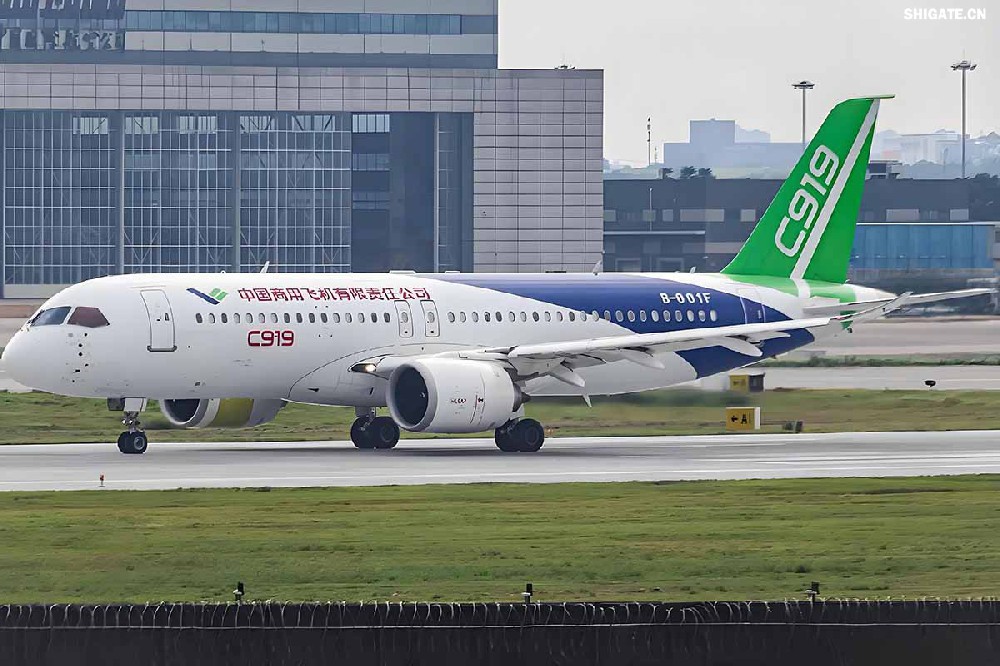 12月9日，國產大飛機C919的全球首家用戶東航，正式接收首架C919飛機，標志著國產大飛機邁出市場運營的“第一步”，也標志著中國民航運輸市場首次擁有中國自主研發的噴氣式干線飛機。  消息傳來，河鋼集團干部職工倍感振奮。因為，國產大飛機工程也凝聚了河鋼干部職工的心血和汗水，見證了河鋼人的獨特貢獻。河鋼自主研發的390mm大厚度調質鋼20MnNiMo，填補國內空白，用于大飛機項目的核心設備——世界最大的8萬噸級模鍛壓機制造，為國產大飛機提供堅強的鋼鐵支撐。    建功大國重器  航空模鍛件是飛機的“鋼脊鐵翅”，需要大型的模鍛設備才能高質量批量鍛制。在中國制造大型模鍛壓機之前，僅有美國、俄羅斯、法國3個國家有類似設備，最大鍛造等級為俄羅斯的7.5萬噸級。  2003年，我國啟動重型模鍛壓機論證，組成專家隊伍開始研制世界最大的8萬噸級大型模鍛壓機。正是該項目的啟動，讓河鋼與國產大飛機結下不解之緣。  制造模鍛壓機機架所用頂級鋼板——大厚度調質鋼20MnNiMo，是該裝備中生產難度最大的鋼種，內部致密度、純潔度、機械性能及平直度等各項標準要求極高，且由于鋼板大單重、大厚度，其表面質量、性能合格率、探傷合格率極難保證，生產難度很大。此前，國內沒有廠家能夠生產，國外進口同類鋼板每噸價格高達8萬元。  “為國造好鋼，建功大國重器。助力大飛機制造，河鋼人義不容辭！”2009年2月，接到任務的河鋼集團舞鋼公司（以下簡稱舞鋼）立即組織技術人員開展專項攻關，先后解決了鋼板內部金屬致密度純潔度、鋼板表面質量、鋼板熱處理機械性能、鋼板平直度等多項重大技術難題。  經過6個多月的攻堅克難，2009年7月，總量為82塊、2348噸的390mm大厚度調質鋼20MnNiMo全部生產完畢并成功交付。產品各項性能均超出國外同類產品標準，完全能夠滿足使用要求，價格卻遠遠低于同類進口產品，鋼板全部高質量按期交貨，獲得高度評價。  2013年4月，8萬噸級大型模鍛壓機建成投產。這臺總高42米、總重2.2萬噸的世界最大模鍛壓機，最大模鍛壓制力可達1000MN，壓機尺寸、整體質量和最大單件重量均為世界之首，僅用3分半鐘便可制作一個飛機起落架，將我國高端重大裝備的制造能力托舉到國際頂級水平。  2015年11月2日，由8萬噸大型模鍛壓機生產出的首款新一代噴氣式干線客機C919，面向全球公開亮相，壓機尺寸、整體質量和最大單件重量均為世界之首。    研發“爭氣鋼”  在河鋼人心中，為國產大飛機項目關鍵設備自主研發“爭氣鋼”，是一份舍我其誰的光榮和信任，更是一份為國爭光的使命和責任。秉持著這樣的認識和定位，舞鋼技術人員充分發揮技術優勢，通力協作、密切配合，圓滿完成390mm大厚度調質鋼20MnNiMo研制任務。大厚度調質鋼20MnNiMo的研發過程中，煉鋼過程是關鍵環節之一。“由于390毫米厚的大飛機用調質鋼20MnNiMo要求內部致密度、潔凈度、調質后機械性能等各項標準都非常高，在一煉鋼環節，生產高品質的合格電渣錠熔煉母材——優質20MnNiMo連鑄坯是基礎。”作為舞鋼電渣重熔技術的首批研發者、參與者、見證者，舞鋼一檔技術主管畢殿閣談及該鋼的研發記憶猶新，“在此之前，20MnNiMo鋼種從未在舞鋼一煉鋼1900mm連鑄機生產線上生產過。”  據畢殿閣介紹，由于高鎳高鉬連鑄坯易產生裂紋，生產困難不可想象。但大飛機項目作為國家一項重大項目，“建功大國重器”激發了職工們的榮耀感和使命感，舞鋼為此專門成立了攻關隊，并制定了一系列激勵措施，全力以赴挑戰極限，克服了一切不可預見的困難。  連鑄車間從控制澆注鋼水過熱度、調整鑄機二冷水參數、調整鑄機澆注拉速等，一項一項消除可能造成澆注失敗的不利因素，成功研發出了針對20MnNiMo鋼種的澆注工藝，并保證了鋼坯成功澆注。在電渣重熔環節，創新渣系的研究與開發以及熔速、冷卻制度，確保電渣爐的生產順行和電渣錠內部質量。  20MnNiMo鋼板軋制環節，更是困難重重，最大的難關莫過于鋼板表面質量及板型軋制攻關。  今年50歲的“河鋼工匠”、舞鋼軋鋼首批高級作業師任亞強是當時20MnNiMo軋制攻關團隊的主操手。“當時是20MnNiMo鋼板的國內首次生產，我們必須要精心操作、精準控制，努力實現‘國內首創’優秀成果。”為此，任亞強連續半個月堅守在崗位上，并通過自己的觀察、思考，提出在軋制中對留尾、展寬及道次壓下量進行優化，改善鋼板平直度，在終軋道次采用低速大壓下規程軋制的工藝改進方案。方案實施后，攻克了該鋼表面不允許有任何缺陷，平直度不超過6mm/米的行業軋制技術難題，圓滿完成該鋼種的軋制任務。  “人隨鋼走”是研發團隊成員、舞鋼科技部核電鋼研究所主管工程師張萌工作狀態的寫照。那段時間里，他日夜跟蹤生產，從煉鋼到軋鋼，采集記錄數據，為各環節的技術升級積淀原始依據。  為攻克該類大厚度鋼板內部性能易波動行業難題，他和同事輪流在生產現場熬夜，實在困了就趴在桌子邊打個盹兒。經過反復研究、試驗，他們最終找出了問題原因，根據試驗數據三次對工藝進行技術升級，得到了最優工藝方案，也為后續其他品種電渣鋼的研發打下基礎。在鋼板熱處理工序，專門對一軋鋼的車底式爐進行技術升級攻關，保證了390mm厚、5米多長的鋼板熱處理冷卻后的性能穩定；他們創新鋼板壓平工藝，攻克了鋼板的平直度難以控制的技術難題。  回憶那段難忘的研制經歷，張萌動情地說：“在熱處理環節，面對著數百度的輻射高溫，我們的職工們一只胳膊擋住被烤得生疼的臉，另一只胳膊湊近鋼板去放墊塊。正是經受住這樣的‘烤’驗，和精細到每一個環節的全方位過程控制，才讓我們收獲了來之不易的研發碩果。”    點亮河鋼品牌  390mm大厚度調質鋼20MnNiMo的成功研制，為舞鋼積淀了豐厚的技術優勢——“大飛機項目用390mm厚20MnNiMo鋼板的研制開發”技術成果榮獲中國鋼鐵工業協會、中國金屬學會和河北省冶金科學技術獎；電渣重熔技術成為舞鋼當前的“王牌技術”之一，電渣重熔水電鋼S500Q、S550Q最大厚度達到285mm厚度，在國內獨占鰲頭；核電鋼Q345D國標一級探傷要求380mm厚度規格品質國內首屈一指……以研發國家重大工程急需鋼材為己任，舞鋼在全面對接高端市場、服務國家重大工程中，實現了產品競爭力的快速提升。  在航空航天用鋼領域，舞鋼為中國首次載人航天飛行及天宮一號、神舟九號和長征二號F的研制配套做出了突出貢獻。同時，在水電、核電、石油化工煤化工、海洋工程、高層建筑、橋梁等用鋼諸多領域，均發揮了關鍵性作用。  舞鋼的產品創新研發，是河鋼持續推進客戶結構、產品結構“兩個結構優化”的縮影。近年來，河鋼大力培育行業第一、唯一，加快在超高強汽車鋼、覆膜家電板、海工鋼等領域打造更多“單打冠軍”。  研制開發的船用LNG低溫奧氏體型高錳鋼、超厚加釩鉻鉬鋼板、特殊功能鋅鋁鎂涂層等30余個新產品填補國內空白。核電用鋼、海洋工程用鋼、鍋爐及壓力容器用鋼、高強抗震鋼筋等產品國內第一品牌優勢更加凸顯……  如今，河鋼定制研發的一系列高端產品廣泛應用于港珠澳大橋、“華龍一號”核電站、“天眼”工程、奧運工程、國產大飛機、極地重載運輸船、航空航天等系列重大科技和工程項目，在鑄就“大國重器”中彰顯了河鋼品牌的力量與擔當。