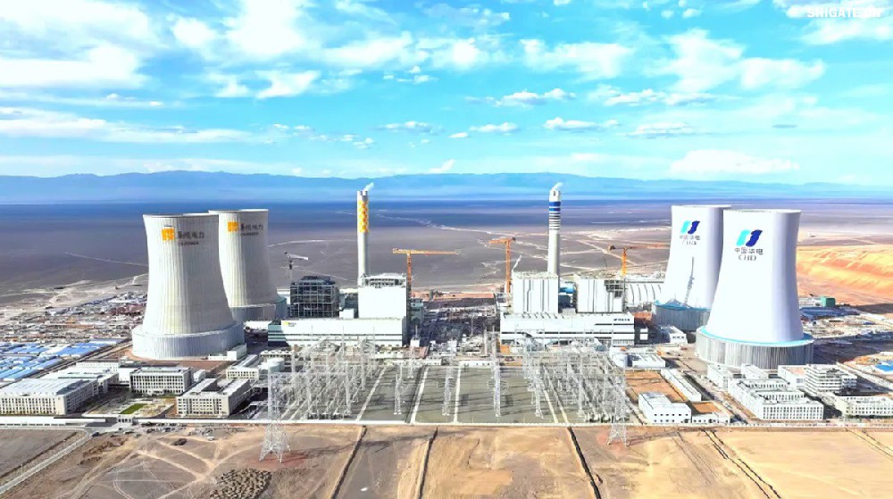 9月4日,我國首個“沙戈荒”新能源外送基地——新疆華電哈密2×100萬千瓦煤電項目建成投產,經過為期半個多月試運行,狀況良好。在該項目建設過程中,河鋼集團舞鋼公司高端容器鋼板替代進口,獨家用于項目所需國內首批100萬千瓦高效超超臨界純燃新疆高堿煤鍋爐等核心設備的制作,為國家重點新能源項目建設作出突出貢獻。 新疆華電哈密2×100萬千瓦煤電項目是國家十四五重點能源項目,新疆天山北麓戈壁能源基地重要組成部分,也是我國首個“沙戈荒”新能源外送基地首批機組和“疆電入渝”首批電源項目。新疆天山北麓戈壁能源基地通過“風光火熱儲一體化”模式,推動新能源高比例外送,對優化電力資源配置、促進區域協調發展具有重要意義。 640.jpg 河鋼集團舞鋼公司依靠科技創新和技術進步,不斷提升核心競爭力。圍繞市場和客戶需求,在產品創新上下足功夫,做到研發一代、生產一代、儲備一代,加快鋼鐵產品由“原料級”向“材料級”轉變,不斷提升產品價值和客戶服務能力。針對項目方要樹立“戈壁綠電新標桿”的理念,河鋼集團舞鋼公司與參建單位聯合,為其生產項目核心關鍵設備提供所需鋼板。在生產過程中,科技人員創新工藝,在冶煉、軋鋼環節增加3項附加要求,嚴格跟蹤工藝執行,攻克了鋼板表面質量易波動等行業難題,確保了鋼板各項指標完全滿足客戶需求并按期交付。 新疆華電哈密2×100 萬千瓦煤電項目是國家“十四五” 重點能源項目,也是“疆電入渝”工程的重要配套電源。項目位于哈密三塘湖戈壁腹地,規劃裝機容量200萬千瓦。江西水電承建了該項目輸煤系統建筑安裝工程,包括輸煤棧橋、轉運站、碎煤機室等關鍵設施。自2024年4月開工以來,面對施工現場自然環境惡劣和緊張工期等諸多不利因素,江西水電項目團隊齊心協力、迎難而上,精心組織、科學管理,統籌抓好安全、質量和進度,全力推動項目建設,確保了輸煤系統全線設備安裝、調試工作順利完成,為機組燃煤供應提供了可靠保障,為首臺機組投產奠定了堅實基礎。 b1e903722c7a4f6b8aa0be1839829f67.jpg 在項目建設過程中,江西水電項目團隊始終堅持高標準、嚴要求,積極與各參建單位協同作戰,克服了一個又一個技術難題。特別是在1號機組順利通過168小時試運行后,項目團隊乘勝追擊,加快推進2號機組建設,僅用兩個月時間就實現了2號機組的投產,安全、優質、高效地完成了既定目標,實現年內1號、2號機組雙投。 據了解,新疆華電哈密 2×100 萬千瓦煤電項目采用了國產高效超超臨界間接空冷燃煤機組,配套建設了封閉式煤場和210米高鋼結構間冷塔,具有顯著的技術優勢和環保效益。投產后,該項目每年預計可向重慶輸送電力超360億千瓦時,并支撐建設1020萬千瓦新能源項目,每年新增綠電249億千瓦時,在保障能源供應的同時,為我國碳達峰碳中和目標的實現貢獻積極力量。 9月4日,我國首個“沙戈荒”新能源外送基地——新疆華電哈密2×100萬千瓦煤電項目建成投產,經過為期半個多月試運行,狀況良好。在該項目建設過程中,河鋼集團舞鋼公司高端容器鋼板替代進口,獨家用于項目所需國內首批100萬千瓦高效超超臨界純燃新疆高堿煤鍋爐等核心設備的制作,為國家重點新能源項目建設作出突出貢獻。 新疆華電哈密2×100萬千瓦煤電項目是國家十四五重點能源項目,新疆天山北麓戈壁能源基地重要組成部分,也是我國首個“沙戈荒”新能源外送基地首批機組和“疆電入渝”首批電源項目。新疆天山北麓戈壁能源基地通過“風光火熱儲一體化”模式,推動新能源高比例外送,對優化電力資源配置、促進區域協調發展具有重要意義。 640.jpg 河鋼集團舞鋼公司依靠科技創新和技術進步,不斷提升核心競爭力。圍繞市場和客戶需求,在產品創新上下足功夫,做到研發一代、生產一代、儲備一代,加快鋼鐵產品由“原料級”向“材料級”轉變,不斷提升產品價值和客戶服務能力。針對項目方要樹立“戈壁綠電新標桿”的理念,河鋼集團舞鋼公司與參建單位聯合,為其生產項目核心關鍵設備提供所需鋼板。在生產過程中,科技人員創新工藝,在冶煉、軋鋼環節增加3項附加要求,嚴格跟蹤工藝執行,攻克了鋼板表面質量易波動等行業難題,確保了鋼板各項指標完全滿足客戶需求并按期交付。 新疆華電哈密2×100 萬千瓦煤電項目是國家“十四五” 重點能源項目,也是“疆電入渝”工程的重要配套電源。項目位于哈密三塘湖戈壁腹地,規劃裝機容量200萬千瓦。江西水電承建了該項目輸煤系統建筑安裝工程,包括輸煤棧橋、轉運站、碎煤機室等關鍵設施。自2024年4月開工以來,面對施工現場自然環境惡劣和緊張工期等諸多不利因素,江西水電項目團隊齊心協力、迎難而上,精心組織、科學管理,統籌抓好安全、質量和進度,全力推動項目建設,確保了輸煤系統全線設備安裝、調試工作順利完成,為機組燃煤供應提供了可靠保障,為首臺機組投產奠定了堅實基礎。 b1e903722c7a4f6b8aa0be1839829f67.jpg 在項目建設過程中,江西水電項目團隊始終堅持高標準、嚴要求,積極與各參建單位協同作戰,克服了一個又一個技術難題。特別是在1號機組順利通過168小時試運行后,項目團隊乘勝追擊,加快推進2號機組建設,僅用兩個月時間就實現了2號機組的投產,安全、優質、高效地完成了既定目標,實現年內1號、2號機組雙投。 據了解,新疆華電哈密 2×100 萬千瓦煤電項目采用了國產高效超超臨界間接空冷燃煤機組,配套建設了封閉式煤場和210米高鋼結構間冷塔,具有顯著的技術優勢和環保效益。投產后,該項目每年預計可向重慶輸送電力超360億千瓦時,并支撐建設1020萬千瓦新能源項目,每年新增綠電249億千瓦時,在保障能源供應的同時,為我國碳達峰碳中和目標的實現貢獻積極力量。