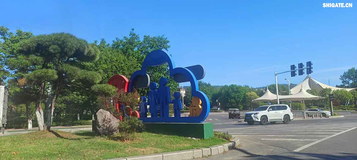 城市綠化美化突出高質(zhì)量。舞鋼市先后組織實施了四期綠化基礎(chǔ)工程:拆墻透綠工程；庭院綠化工程；市區(qū)主干道和兩側(cè)風(fēng)景林綠化工程。興建了迎賓廣場、建中廣場、礦山文化廣場、翠竹園、奮飛廣場、鑫源廣場、桃花園等13處廣場游園，有38個單位達(dá)到省級庭院綠化標(biāo)準(zhǔn)。市區(qū)綠地面積由創(chuàng)建前的5.6萬平方米增至現(xiàn)在的212.8萬平方米。人均公共綠地面積由創(chuàng)建前的0.6平方米增至現(xiàn)在的21.28平方米。城市綠地覆蓋面積達(dá)3.91平方公里，綠化覆蓋率達(dá)35.55％，綠地率達(dá)34.15％，居河南省縣市之首，極大地改善了城市環(huán)境，滿足了城市居民休息、娛樂的需要。  城市夜間景觀突出高檔次。實施城市道路燈光工程，全市共安裝各種型號禮花燈160余盞，建筑輪廓霓虹燈、單位名稱霓虹燈270多處，臨街酒店、門店霓虹燈、燈箱等359處，投入資金總計1200多萬元。初步形成了行政中心莊重大方，城市主干道華麗輝煌，文化娛樂區(qū)浪漫溫馨，街道小巷流光溢彩的城市燈光景觀體系。2005年年底市政府又投資400多萬元實施了餐飲一條街霓虹燈工程和彩色音樂水幕噴泉工程，其中音樂水幕噴泉的長度和高度均為中原之最。