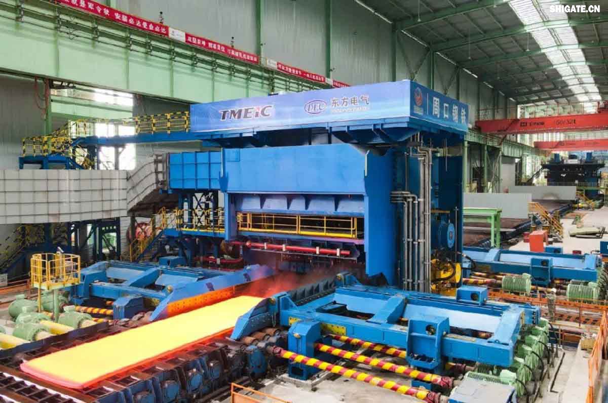 6月1日,河南鋼鐵集團周口基地簡稱(周鋼)二期寬厚板項目控制中心迎來重要里程碑:當操作員按下5500mm精軋機的軋制按鈕,通紅的鋼板如熔金般奔騰穿過軋輥,標志著5500mm軋機熱試圓滿成功。這一震撼場景與5月31日RH真空精煉爐、熱處理線熱試成功交相輝映,正式宣告世界首條“5600mm+5500mm雙超寬機架”寬厚板生產線全線貫通!生產線總長度達到1.4公里,構成了國內已知最長的寬厚板軋鋼車間,連接了近20個精密工序,深基坑群實現了全線的貫通布局。至此,河南鋼鐵集團強勢躋身全球高端鋼鐵制造“第一梯隊”,其高端化、智能化、綠色化發展及特鋼轉型進程由此開啟全新篇章! 6月1日,河南鋼鐵集團周口基地二期寬厚板項目控制中心迎來重要里程碑:當操作員按下5500mm精軋機的軋制按鈕,通紅的鋼板如熔金般奔騰穿過軋輥,標志著5500mm軋機熱試圓滿成功。這一震撼場景與5月31日RH真空精煉爐、熱處理線熱試成功交相輝映,正式宣告世界首條“5600mm+5500mm雙超寬機架”寬厚板生產線全線貫通!至此,河南鋼鐵集團強勢躋身全球高端鋼鐵制造“第一梯隊”,其高端化、智能化、綠色化發展及特鋼轉型進程由此開啟全新篇章! 51d4905bcb7b4c2dd850245e3f679bb4.jpg 這一里程碑時刻,不僅彰顯了河南鋼鐵集團的高端制造實力,更以硬核數據構筑起強勁的市場競爭力。全球唯一一條由5600mm超寬軋機與5500mm精軋機組成的超強產線,可軋制寬度達5300mm、厚度至300mm的船舶級巨板,徹底突破超寬幅特種鋼板的產能瓶頸。其中,RH真空精煉爐年處理鋼水能力達180萬噸,單爐最大處理量170噸,以高效穩定的精煉能力為高端鋼材純凈度筑牢根基。熱處理爐與淬火機系統更展現出頂尖加工水準:熱處理爐可處理厚度6-150mm、寬度900-5300mm、長度3-26米的鋼板,最大板重45噸;淬火機采用多段輥壓式設計,凈寬5700mm,針對26米超長鋼板實現1-60米/分的精準控溫淬火,年處理高端板材15.4萬噸,覆蓋正火、淬火+回火等全流程工藝,通過精準控溫提升產品硬度、強度,改善耐磨性與耐蝕性等關鍵性能,為橋梁鋼、容器鋼、建筑結構鋼等高端產品布局提供強力支撐。 640.jpg 該生產線聚焦海工用鋼、風電塔筒板、超高壓容器板等戰略產品,實現從巨輪龍骨(5300mm寬板)到百米風機塔筒(150mm厚板)的全尺寸覆蓋,助力河南省高端制造向全球產業鏈頂峰跨越。 這一里程碑時刻,不僅彰顯了河南鋼鐵集團的高端制造實力,更以硬核數據構筑起強勁的市場競爭力。全球唯一一條由5600mm超寬軋機與5500mm精軋機組成的超強產線,可軋制寬度達5300mm、厚度至300mm的船舶級巨板,徹底突破超寬幅特種鋼板的產能瓶頸。其中,RH真空精煉爐年處理鋼水能力達180萬噸,單爐最大處理量170噸,以高效穩定的精煉能力為高端鋼材純凈度筑牢根基。熱處理爐與淬火機系統更展現出頂尖加工水準:熱處理爐可處理厚度6-150mm、寬度900-5300mm、長度3-26米的鋼板,最大板重45噸;淬火機采用多段輥壓式設計,凈寬5700mm,針對26米超長鋼板實現1-60米/分的精準控溫淬火,年處理高端板材15.4萬噸,覆蓋正火、淬火+回火等全流程工藝,通過精準控溫提升產品硬度、強度,改善耐磨性與耐蝕性等關鍵性能,為橋梁鋼、容器鋼、建筑結構鋼等高端產品布局提供強力支撐。 1749170885283798.jpg 上圖為周鋼大門 6月1日,河南鋼鐵集團周口基地簡稱(周鋼)二期寬厚板項目控制中心迎來重要里程碑:當操作員按下5500mm精軋機的軋制按鈕,通紅的鋼板如熔金般奔騰穿過軋輥,標志著5500mm軋機熱試圓滿成功。這一震撼場景與5月31日RH真空精煉爐、熱處理線熱試成功交相輝映,正式宣告世界首條“5600mm+5500mm雙超寬機架”寬厚板生產線全線貫通! 超寬生產線 該生產線聚焦海工用鋼、風電塔筒板、超高壓容器板等戰略產品,實現從巨輪龍骨(5300mm寬板)到百米風機塔筒(150mm厚板)的全尺寸覆蓋,助力河南省高端制造向全球產業鏈頂峰跨越。 6月1日,河南鋼鐵集團周口基地簡稱(周鋼)二期寬厚板項目控制中心迎來重要里程碑:當操作員按下5500mm精軋機的軋制按鈕,通紅的鋼板如熔金般奔騰穿過軋輥,標志著5500mm軋機熱試圓滿成功。這一震撼場景與5月31日RH真空精煉爐、熱處理線熱試成功交相輝映,正式宣告世界首條“5600mm+5500mm雙超寬機架”寬厚板生產線全線貫通!生產線總長度達到1.4公里,構成了國內已知最長的寬厚板軋鋼車間,連接了近20個精密工序,深基坑群實現了全線的貫通布局。至此,河南鋼鐵集團強勢躋身全球高端鋼鐵制造“第一梯隊”,其高端化、智能化、綠色化發展及特鋼轉型進程由此開啟全新篇章! 6月1日,河南鋼鐵集團周口基地二期寬厚板項目控制中心迎來重要里程碑:當操作員按下5500mm精軋機的軋制按鈕,通紅的鋼板如熔金般奔騰穿過軋輥,標志著5500mm軋機熱試圓滿成功。這一震撼場景與5月31日RH真空精煉爐、熱處理線熱試成功交相輝映,正式宣告世界首條“5600mm+5500mm雙超寬機架”寬厚板生產線全線貫通!至此,河南鋼鐵集團強勢躋身全球高端鋼鐵制造“第一梯隊”,其高端化、智能化、綠色化發展及特鋼轉型進程由此開啟全新篇章! 51d4905bcb7b4c2dd850245e3f679bb4.jpg 這一里程碑時刻,不僅彰顯了河南鋼鐵集團的高端制造實力,更以硬核數據構筑起強勁的市場競爭力。全球唯一一條由5600mm超寬軋機與5500mm精軋機組成的超強產線,可軋制寬度達5300mm、厚度至300mm的船舶級巨板,徹底突破超寬幅特種鋼板的產能瓶頸。其中,RH真空精煉爐年處理鋼水能力達180萬噸,單爐最大處理量170噸,以高效穩定的精煉能力為高端鋼材純凈度筑牢根基。熱處理爐與淬火機系統更展現出頂尖加工水準:熱處理爐可處理厚度6-150mm、寬度900-5300mm、長度3-26米的鋼板,最大板重45噸;淬火機采用多段輥壓式設計,凈寬5700mm,針對26米超長鋼板實現1-60米/分的精準控溫淬火,年處理高端板材15.4萬噸,覆蓋正火、淬火+回火等全流程工藝,通過精準控溫提升產品硬度、強度,改善耐磨性與耐蝕性等關鍵性能,為橋梁鋼、容器鋼、建筑結構鋼等高端產品布局提供強力支撐。 640.jpg 該生產線聚焦海工用鋼、風電塔筒板、超高壓容器板等戰略產品,實現從巨輪龍骨(5300mm寬板)到百米風機塔筒(150mm厚板)的全尺寸覆蓋,助力河南省高端制造向全球產業鏈頂峰跨越。 這一里程碑時刻,不僅彰顯了河南鋼鐵集團的高端制造實力,更以硬核數據構筑起強勁的市場競爭力。全球唯一一條由5600mm超寬軋機與5500mm精軋機組成的超強產線,可軋制寬度達5300mm、厚度至300mm的船舶級巨板,徹底突破超寬幅特種鋼板的產能瓶頸。其中,RH真空精煉爐年處理鋼水能力達180萬噸,單爐最大處理量170噸,以高效穩定的精煉能力為高端鋼材純凈度筑牢根基。熱處理爐與淬火機系統更展現出頂尖加工水準:熱處理爐可處理厚度6-150mm、寬度900-5300mm、長度3-26米的鋼板,最大板重45噸;淬火機采用多段輥壓式設計,凈寬5700mm,針對26米超長鋼板實現1-60米/分的精準控溫淬火,年處理高端板材15.4萬噸,覆蓋正火、淬火+回火等全流程工藝,通過精準控溫提升產品硬度、強度,改善耐磨性與耐蝕性等關鍵性能,為橋梁鋼、容器鋼、建筑結構鋼等高端產品布局提供強力支撐。 1749170885283798.jpg 上圖為周鋼大門 6月1日,河南鋼鐵集團周口基地簡稱(周鋼)二期寬厚板項目控制中心迎來重要里程碑:當操作員按下5500mm精軋機的軋制按鈕,通紅的鋼板如熔金般奔騰穿過軋輥,標志著5500mm軋機熱試圓滿成功。這一震撼場景與5月31日RH真空精煉爐、熱處理線熱試成功交相輝映,正式宣告世界首條“5600mm+5500mm雙超寬機架”寬厚板生產線全線貫通! 超寬生產線 該生產線聚焦海工用鋼、風電塔筒板、超高壓容器板等戰略產品,實現從巨輪龍骨(5300mm寬板)到百米風機塔筒(150mm厚板)的全尺寸覆蓋,助力河南省高端制造向全球產業鏈頂峰跨越。